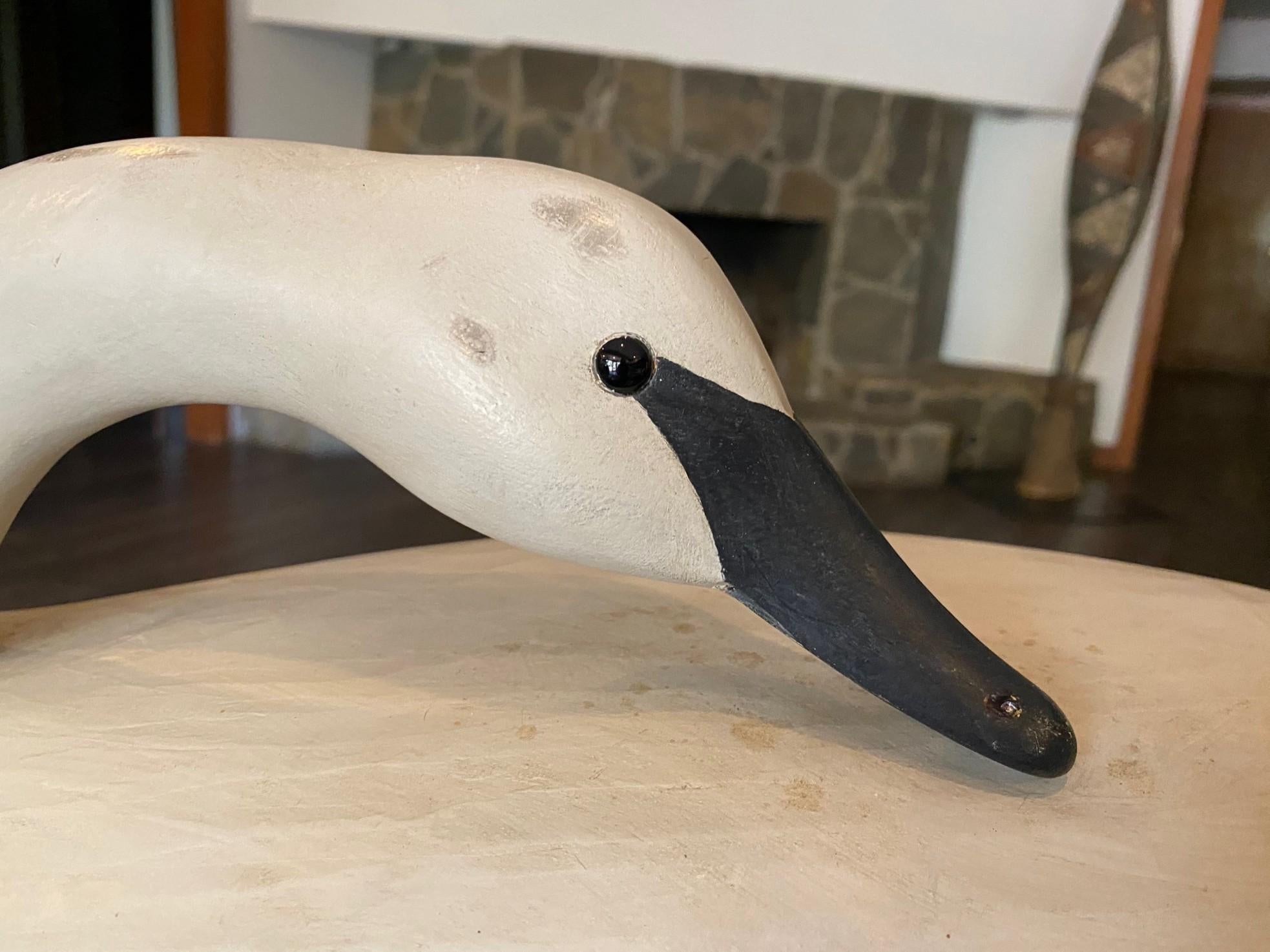 Bob Biddle Signed Vintage American Large Hand Carved Wood Swan Decoy Sculpture (amerikanisch) im Angebot