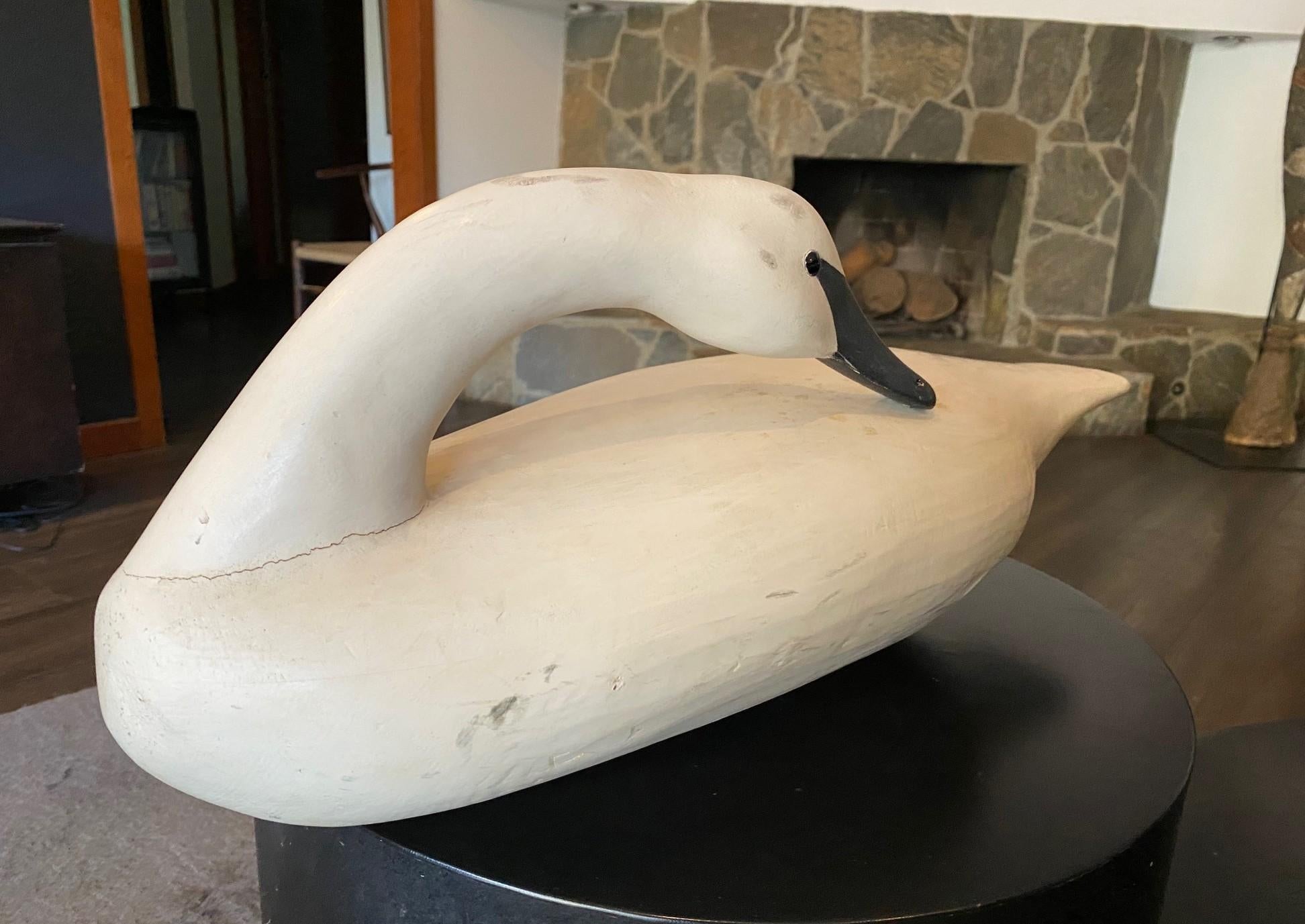 Bob Biddle Signed Vintage American Large Hand Carved Wood Swan Decoy Sculpture (Handgeschnitzt) im Angebot
