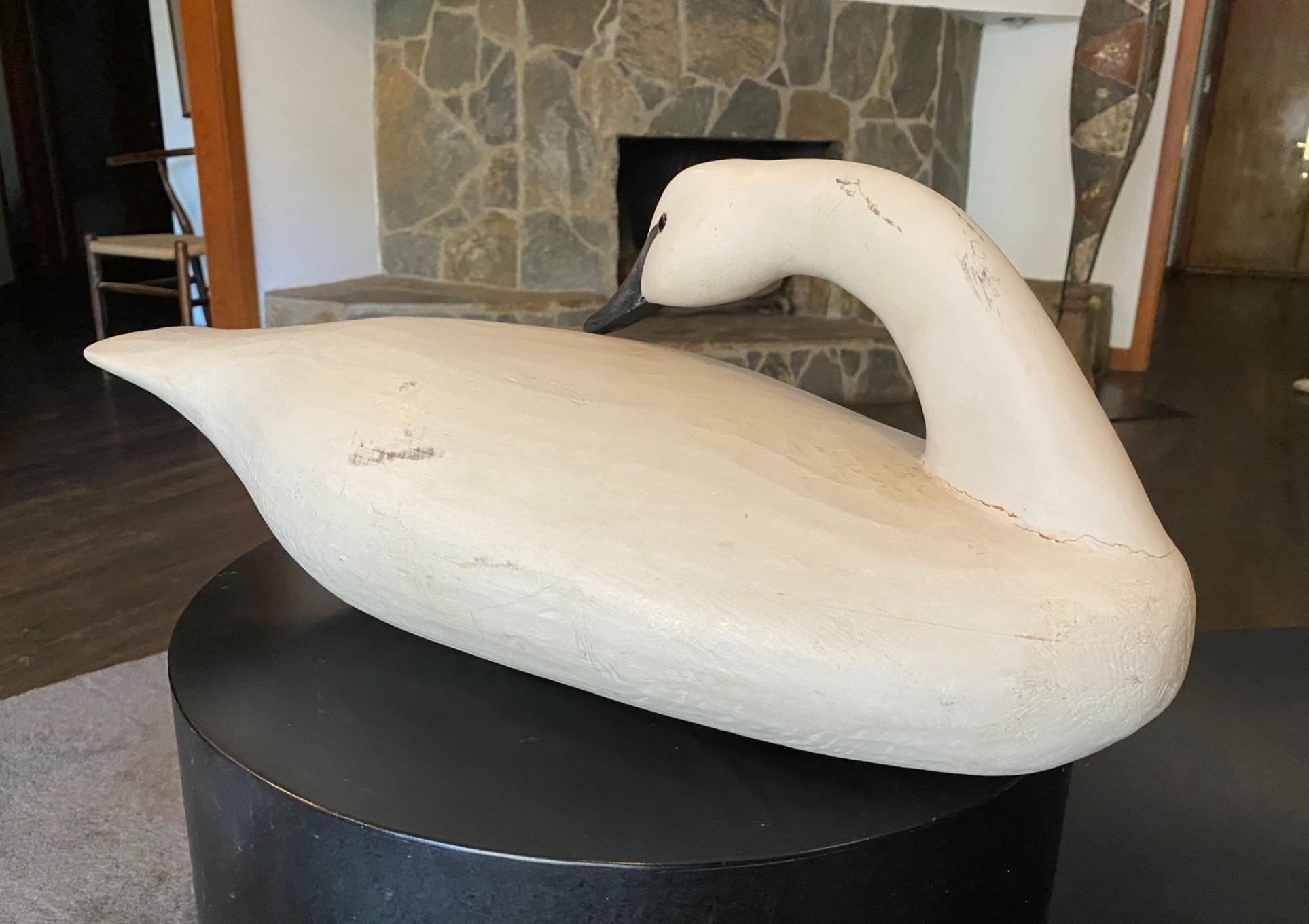 Bob Biddle Signed Vintage American Large Hand Carved Wood Swan Decoy Sculpture (20. Jahrhundert) im Angebot