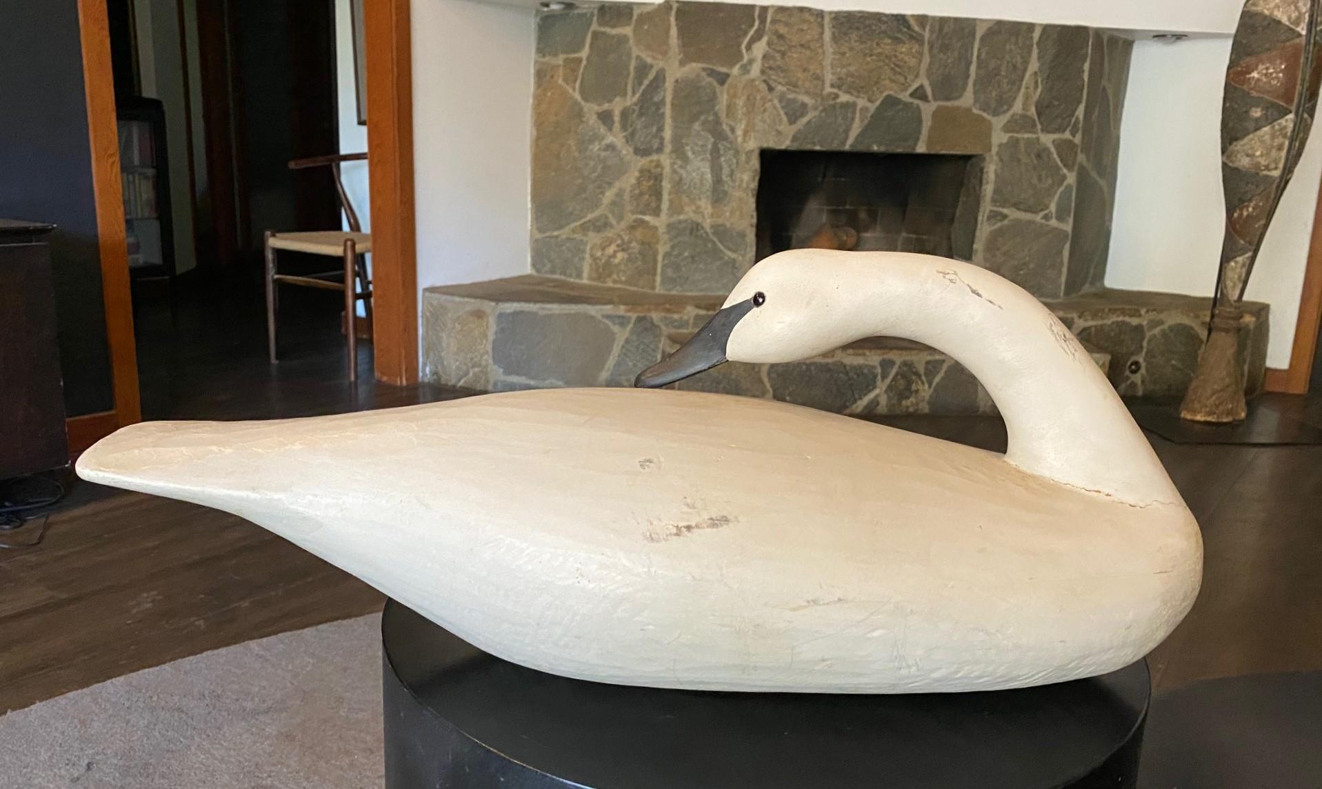 Bob Biddle Signed Vintage American Large Hand Carved Wood Swan Decoy Sculpture (Holz) im Angebot