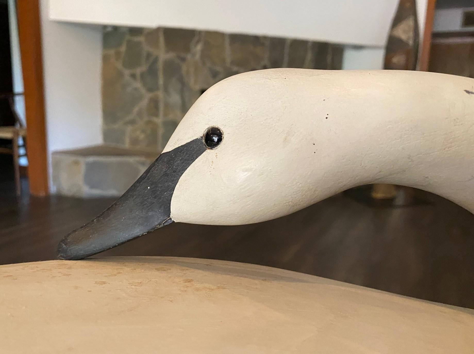 Bob Biddle Signed Vintage American Large Hand Carved Wood Swan Decoy Sculpture im Angebot 1