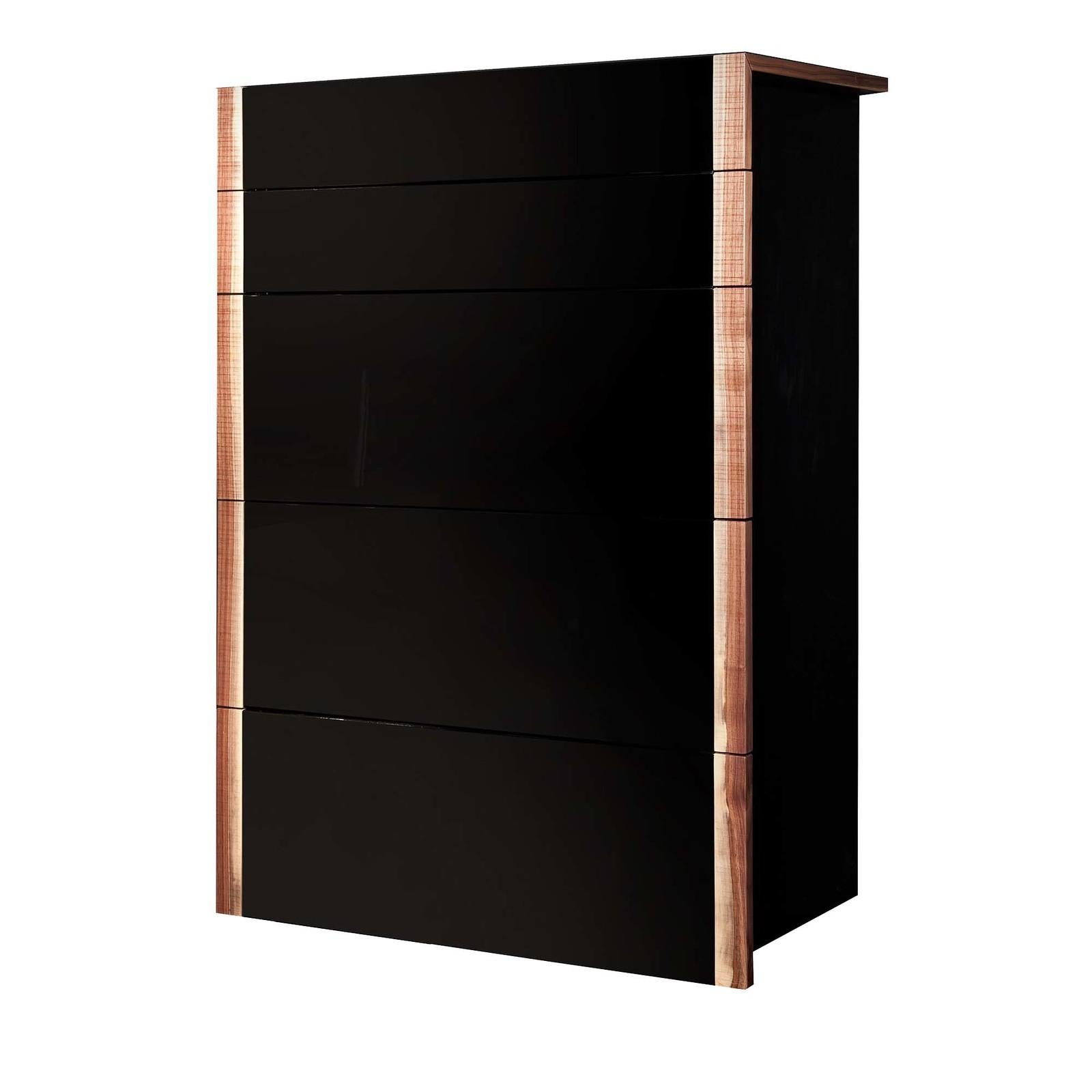 The essential lines and sleek silhouette of this elegant chest of drawers blend the warm brown hues of the Canaletto walnut frame with the cold, black glossy polyurethane lacquer of the structure. Featuring five drawers (three large and two small on
