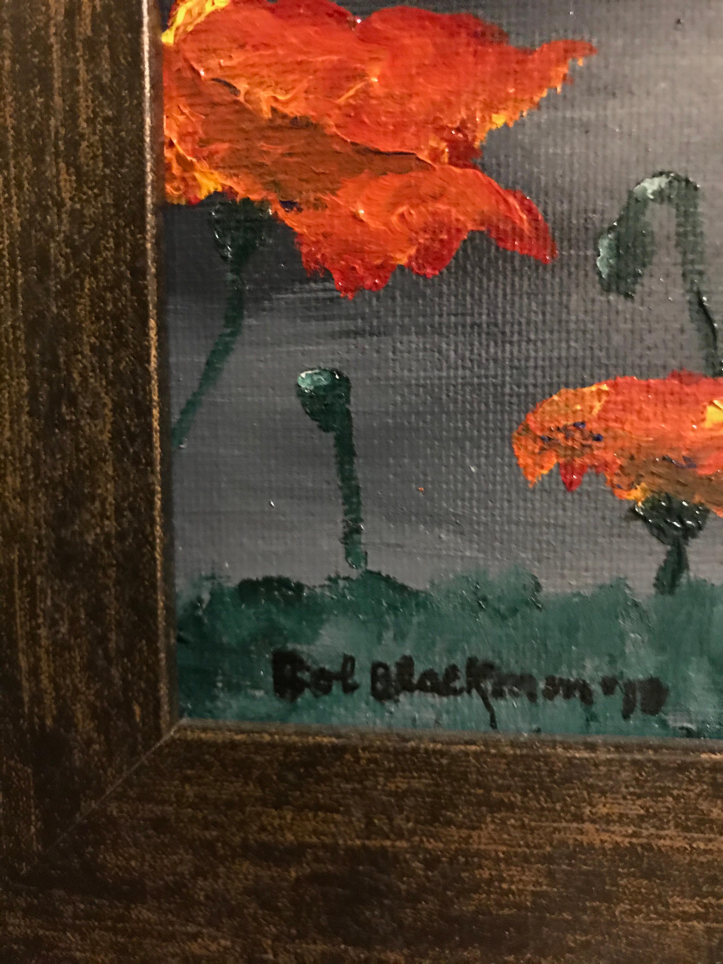 Dieses Stillleben in Öl auf Leinwand zeigt eine Nahaufnahme eines Mohnblumenfeldes, das in seiner rot-orangen Farbe leuchtet. Die Mohnblumen gewinnen an Bedeutung, wenn sie sich vor einem Hintergrund in verschiedenen Grautönen abheben, der an einen