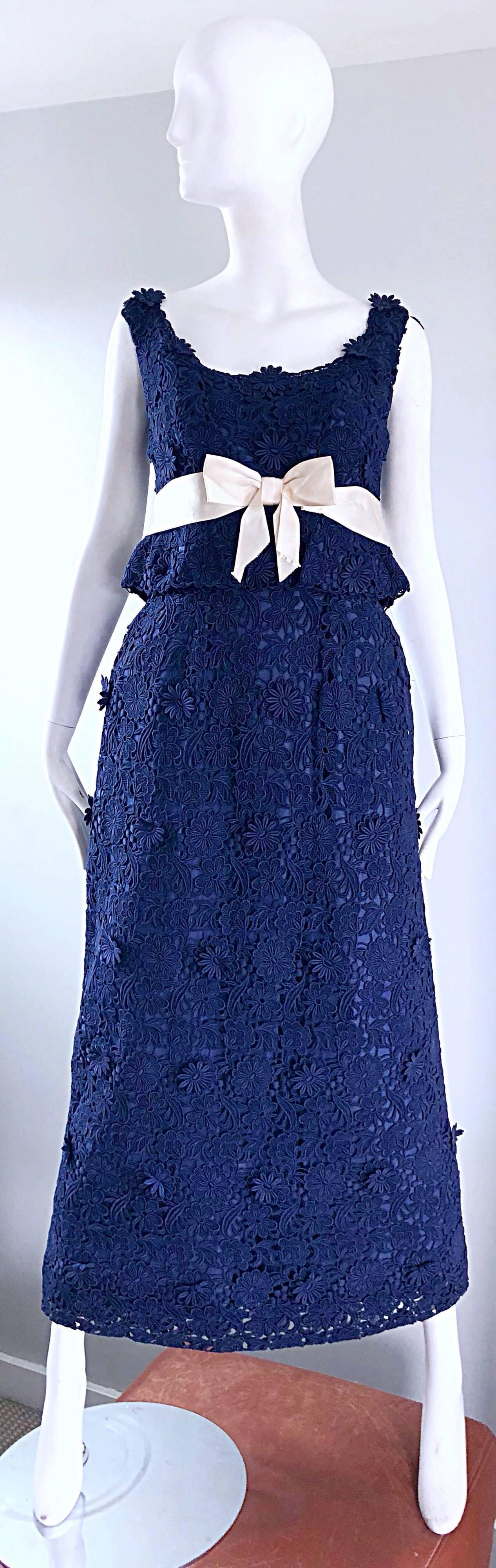 Atemberaubende 1960er BOB BUGNAND Couture marineblau häkeln Spitze in voller Länge Abendkleid! Es hat ein tailliertes Mieder mit einem verzeihenden und schmeichelhaften, glockenförmigen Rock. Der beigefügte elfenbeinfarbene Seidenschleifengürtel hat