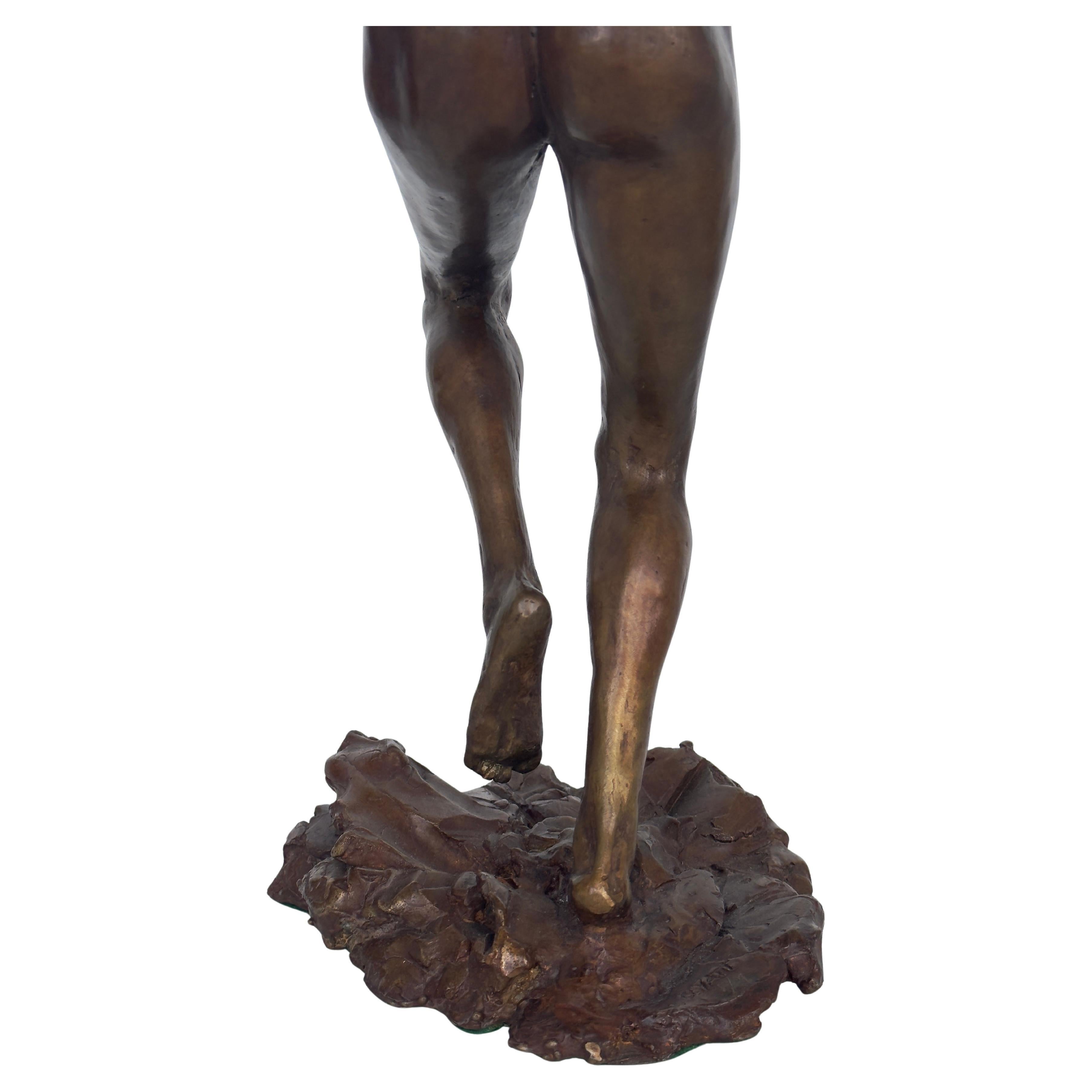 Sculpture en bronze d'un nu sauteur en vente 7