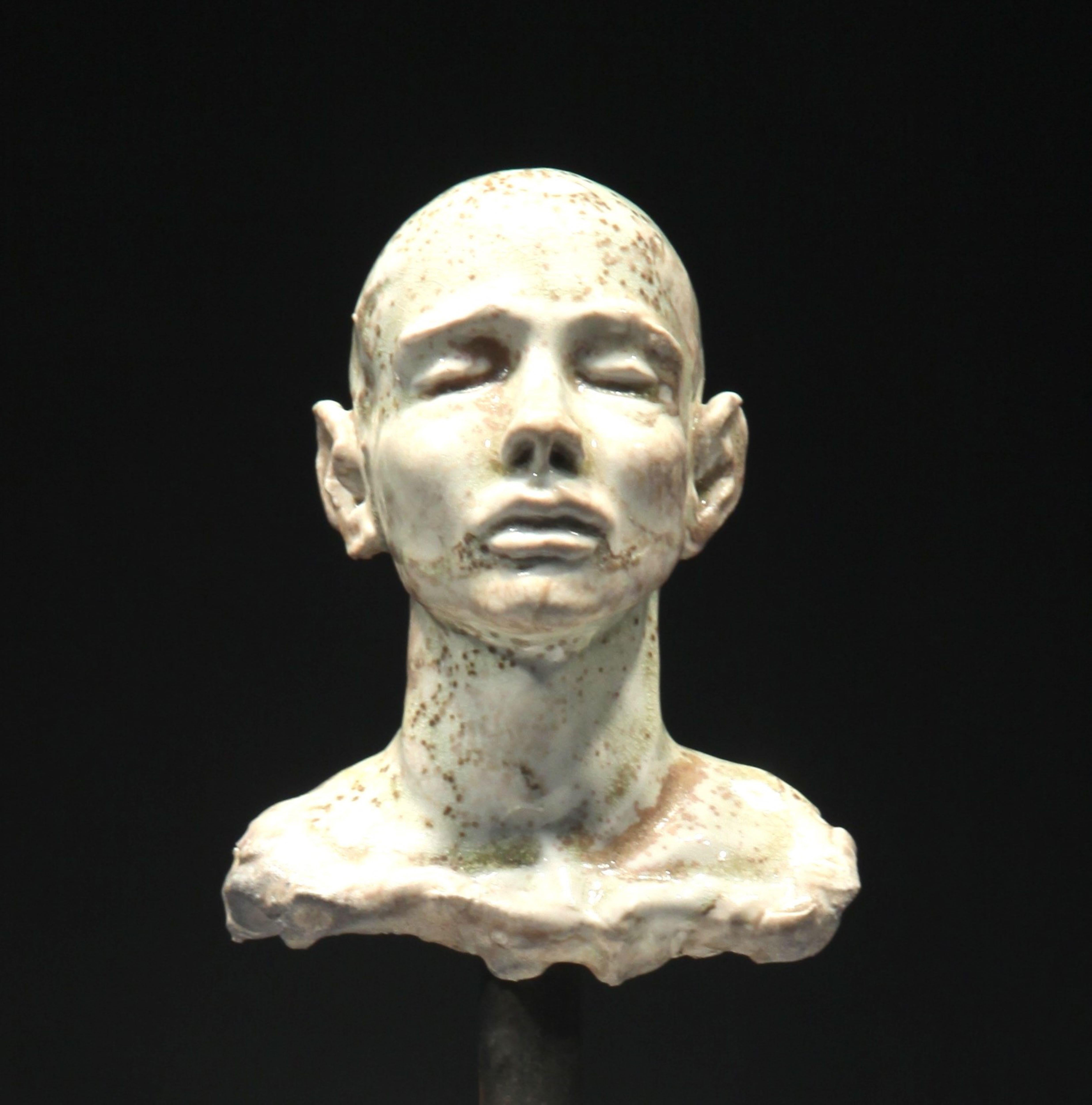 Uomo di Noborigama sul pilastro - Occhi chiusi - Sculpture Contemporaneo di Bob Clyatt