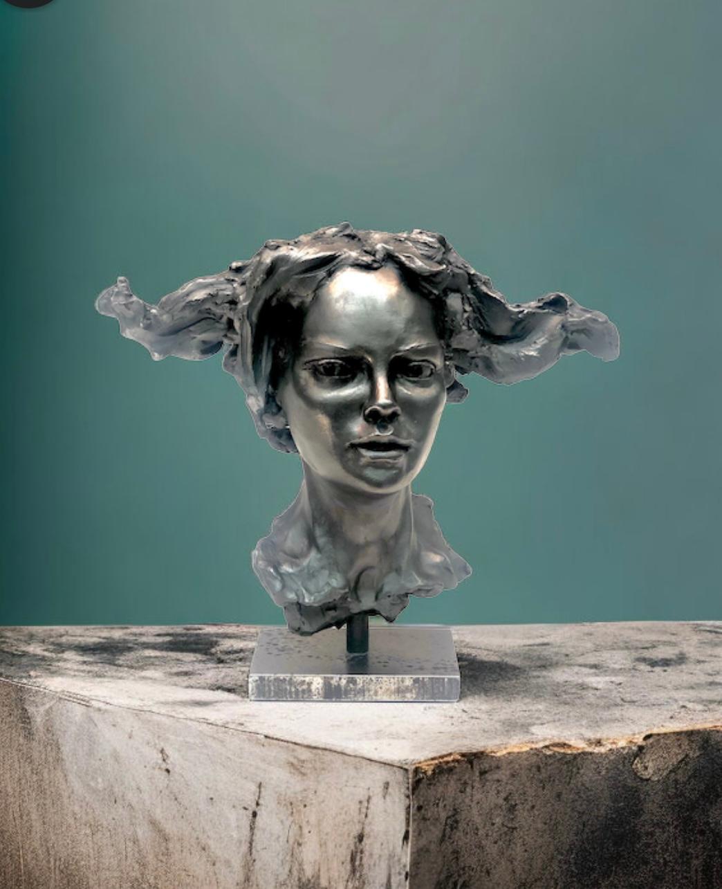 Tête de femme, cheveux horizontales - Sculpture de Bob Clyatt