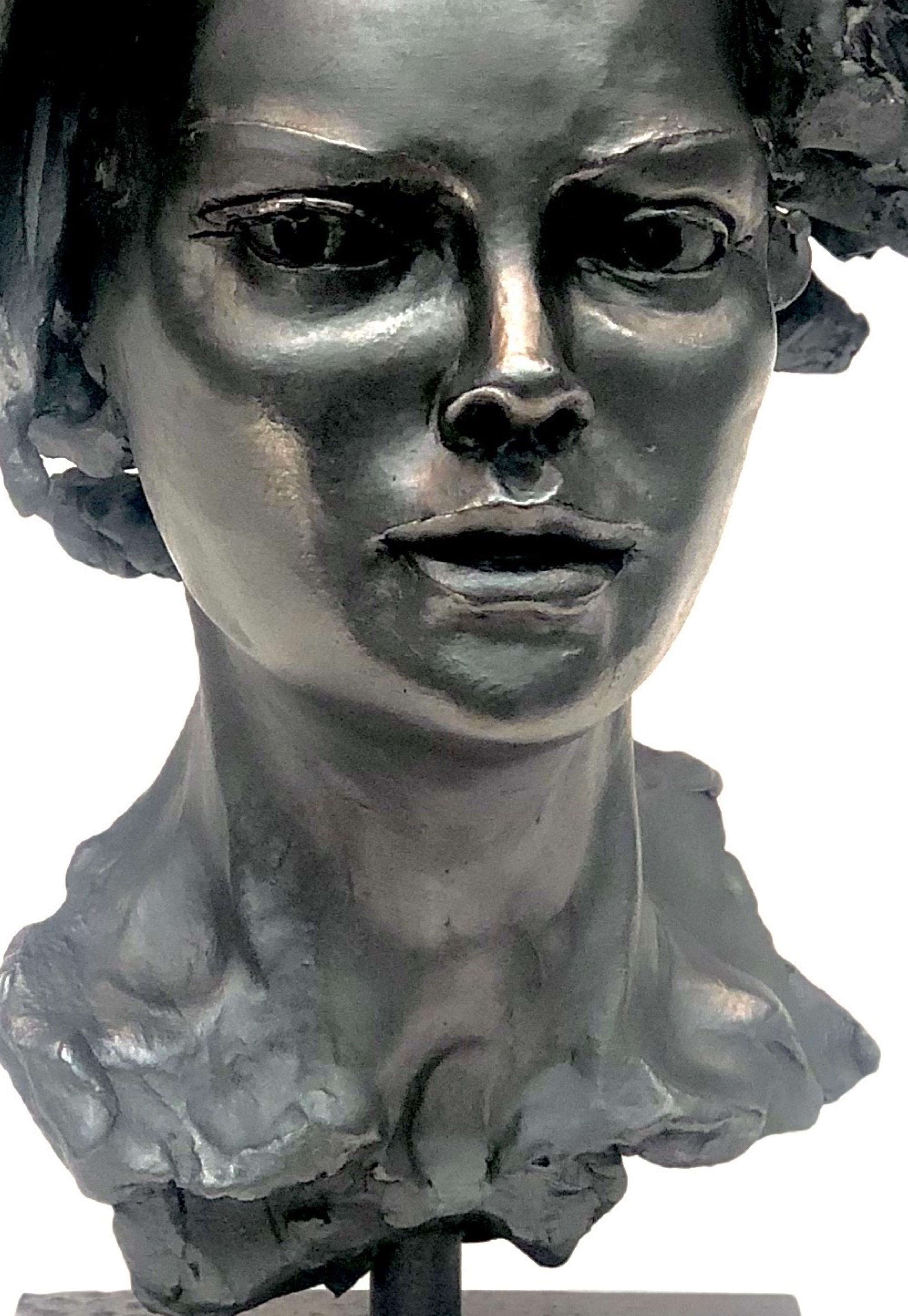 Testa di donna, capelli orizzontali - Figurative Sculpture Grigio di Bob Clyatt