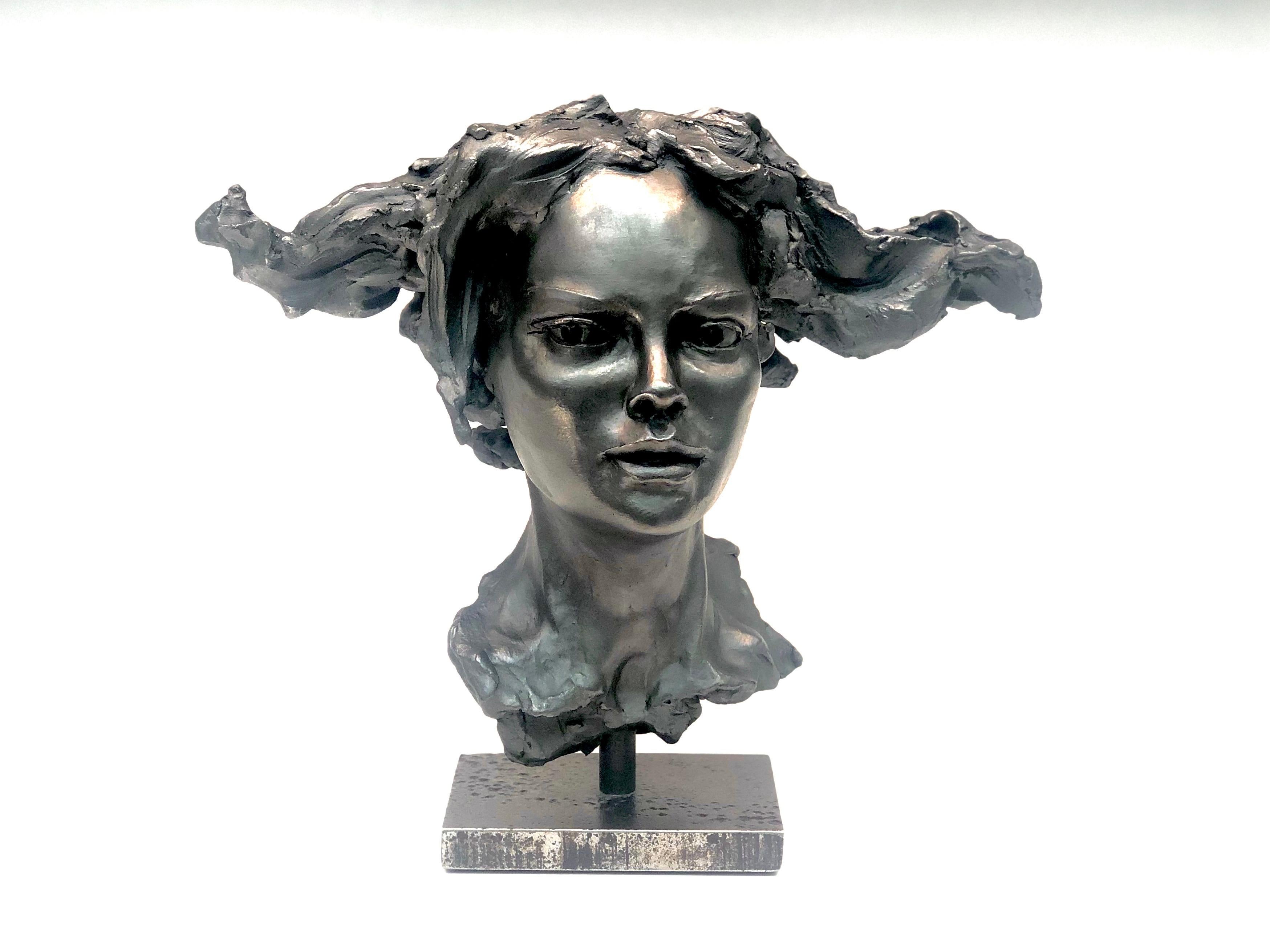 Figurative Sculpture Bob Clyatt - Tête de femme, cheveux horizontales