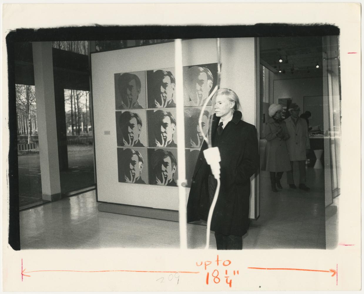 Portrait Photograph di Bob Colacello - Foto di Andy Warhol scattata alla sua mostra di Francoforte
