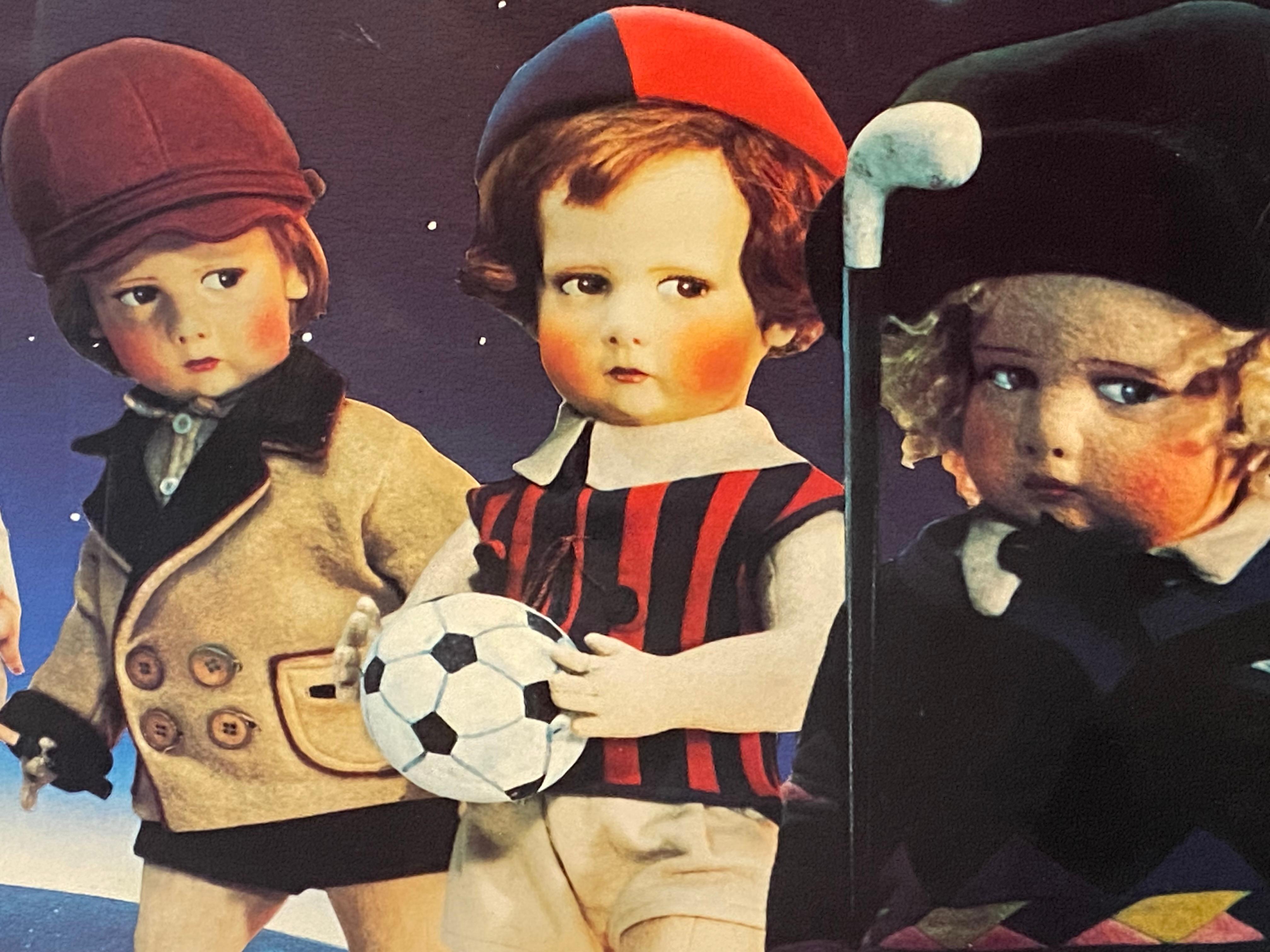 Este póster vintage de 1984, diseñado por los historiadores de muñecas Stéphanie Farago y Bob Dennison, muestra a siete muñecas Lenci en un escenario relacionado con los Juegos Olímpicos de Verano de 1984 en Los Ángeles.

La imagen juega con el