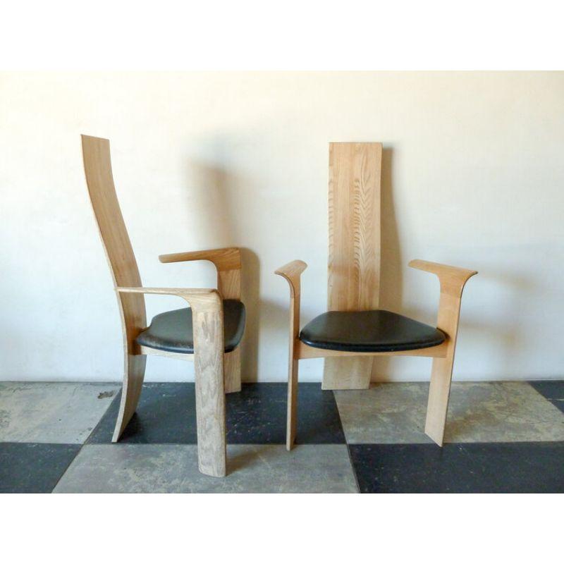 Ensemble de quatre chaises de salle à manger à haut dossier Bob et Dries Van Den Berghe 'Iris' en bois naturel. Chaises en bois de chêne avec siège en cuir.

Dimensions approximatives : 20 