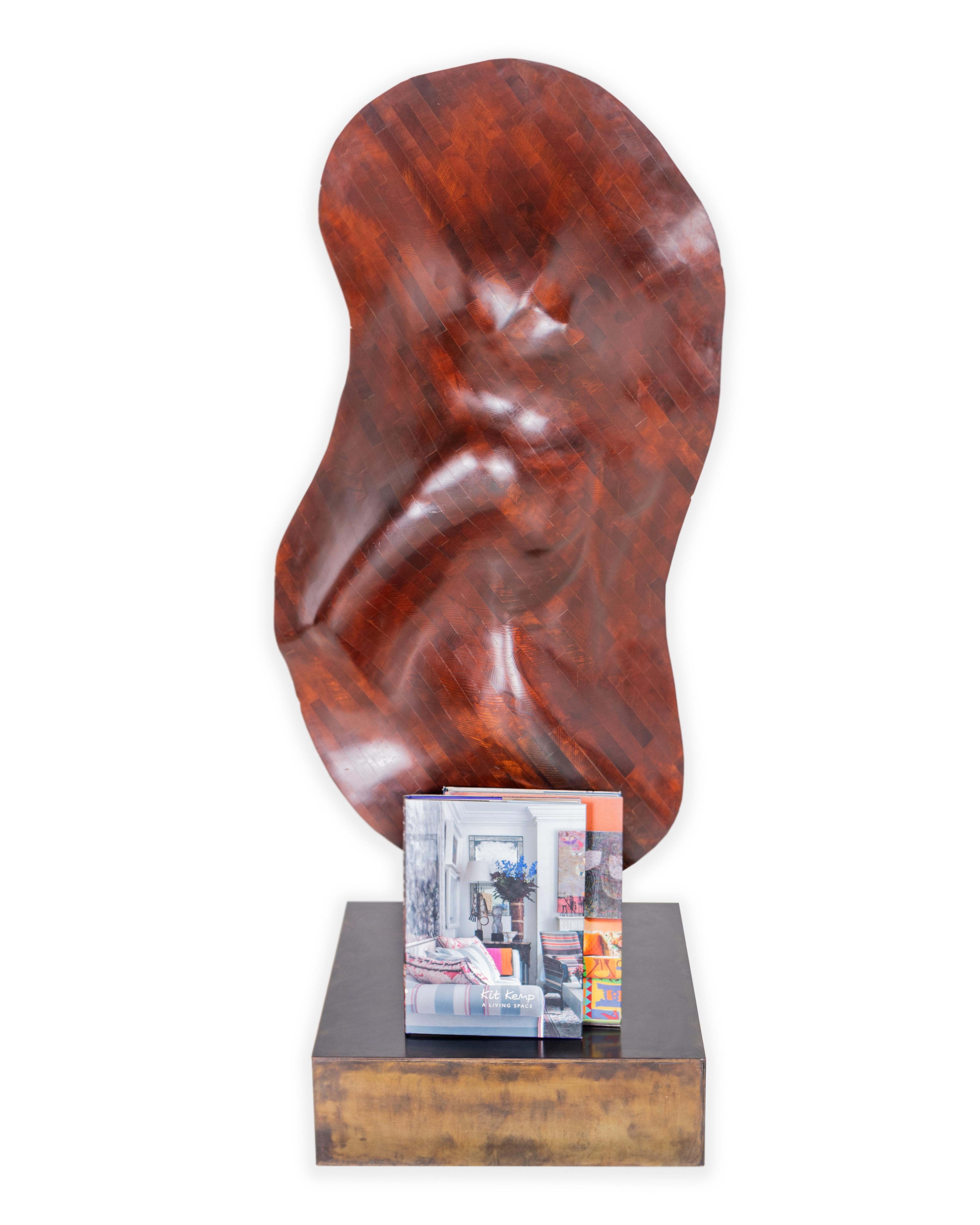 Intagliato a mano Scultura montata su supporto personalizzato in vendita