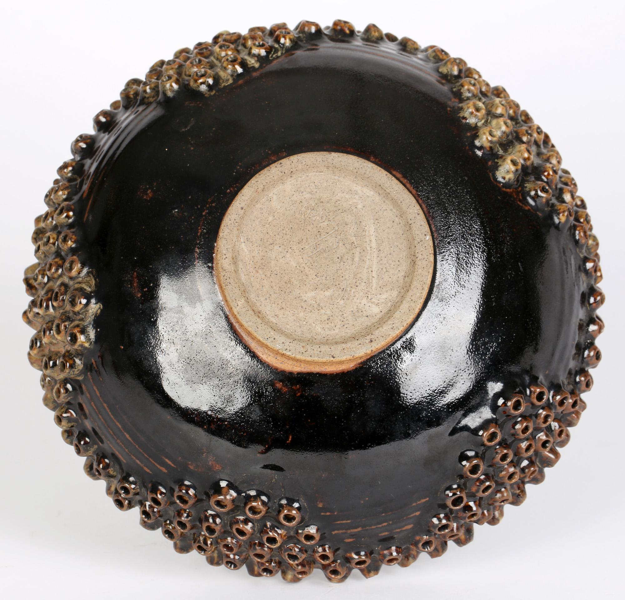 Bol en poterie Bob Fierek Cornish Studio avec Barnacles en vente 6