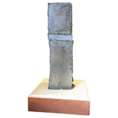 Scultura moderna brutalista in metallo di una figura scheletrica astratta in un armadietto