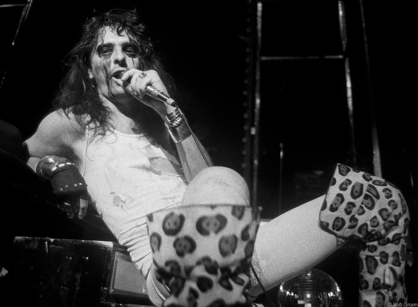 Bob Gruen Portrait Photograph - Alice Cooper, NYC, 1973