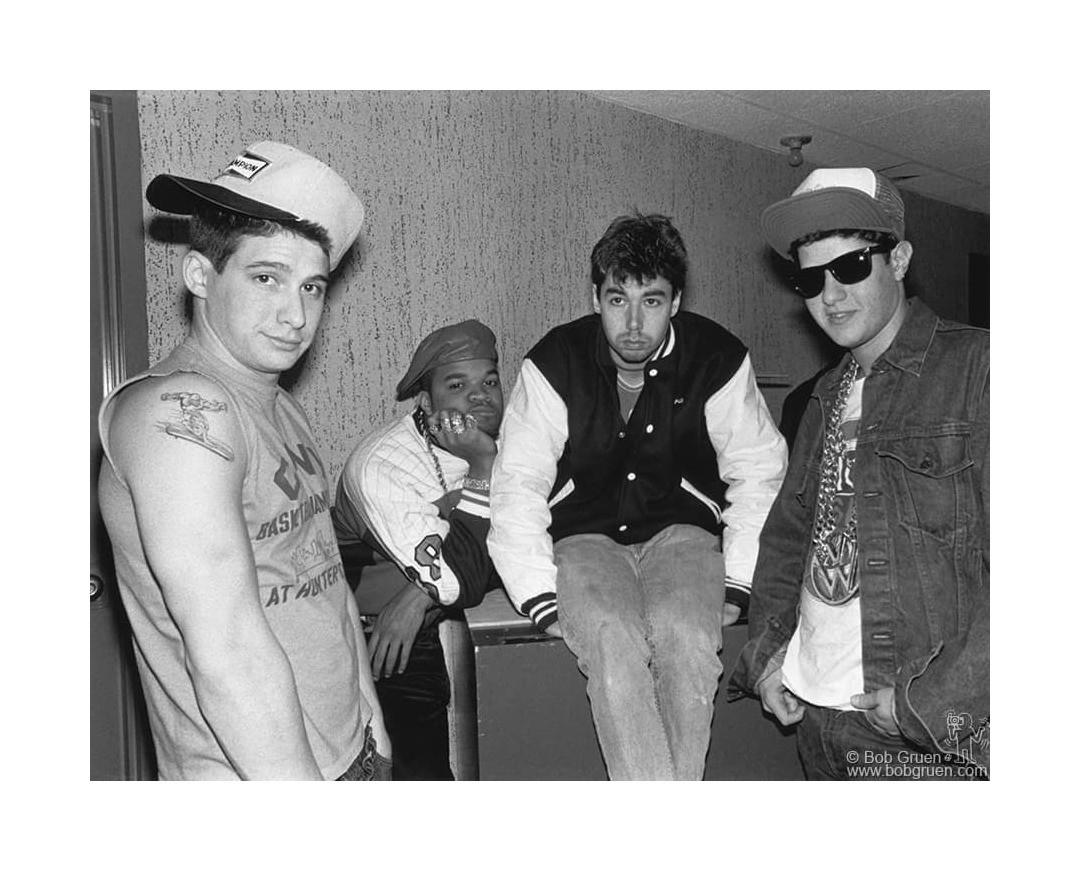 Bob Gruen Black and White Photograph – Beastie Boys und DJ Hurricane, NJ 1987