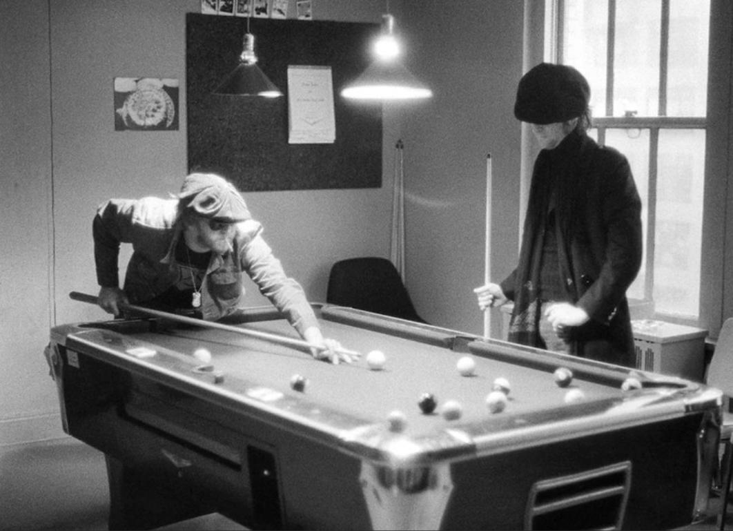 Black and White Photograph di Bob Gruen - Harry Nilsson e John Lennon giocano a biliardo, Record Plant, NYC 1974