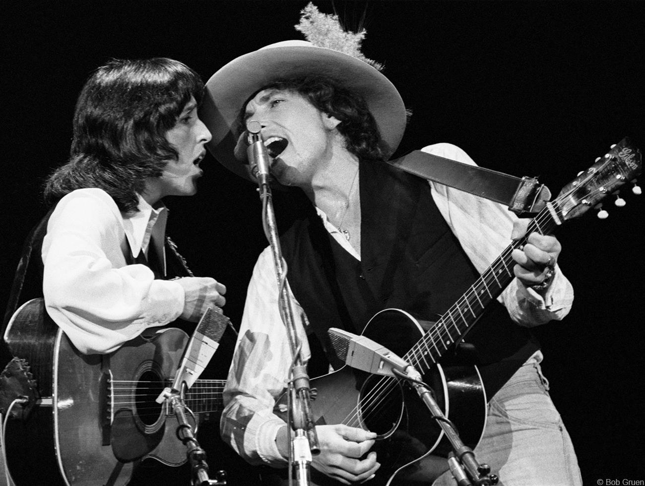 Bob Gruen Black and White Photograph - Joan Baez & Bob Dylan, MA, 1975