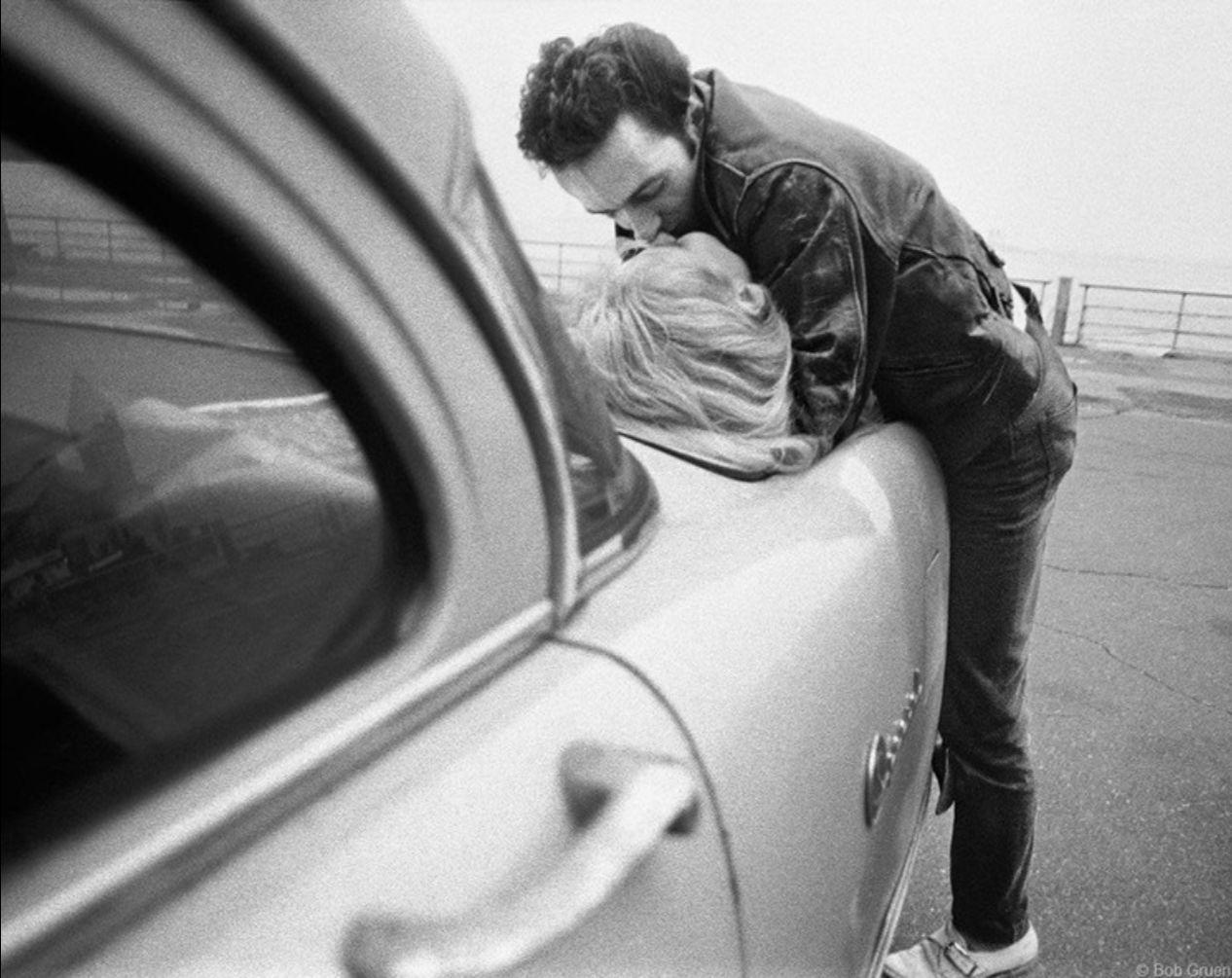 Black and White Photograph di Bob Gruen - Joe Strummer e Gabis, NYC, 1981