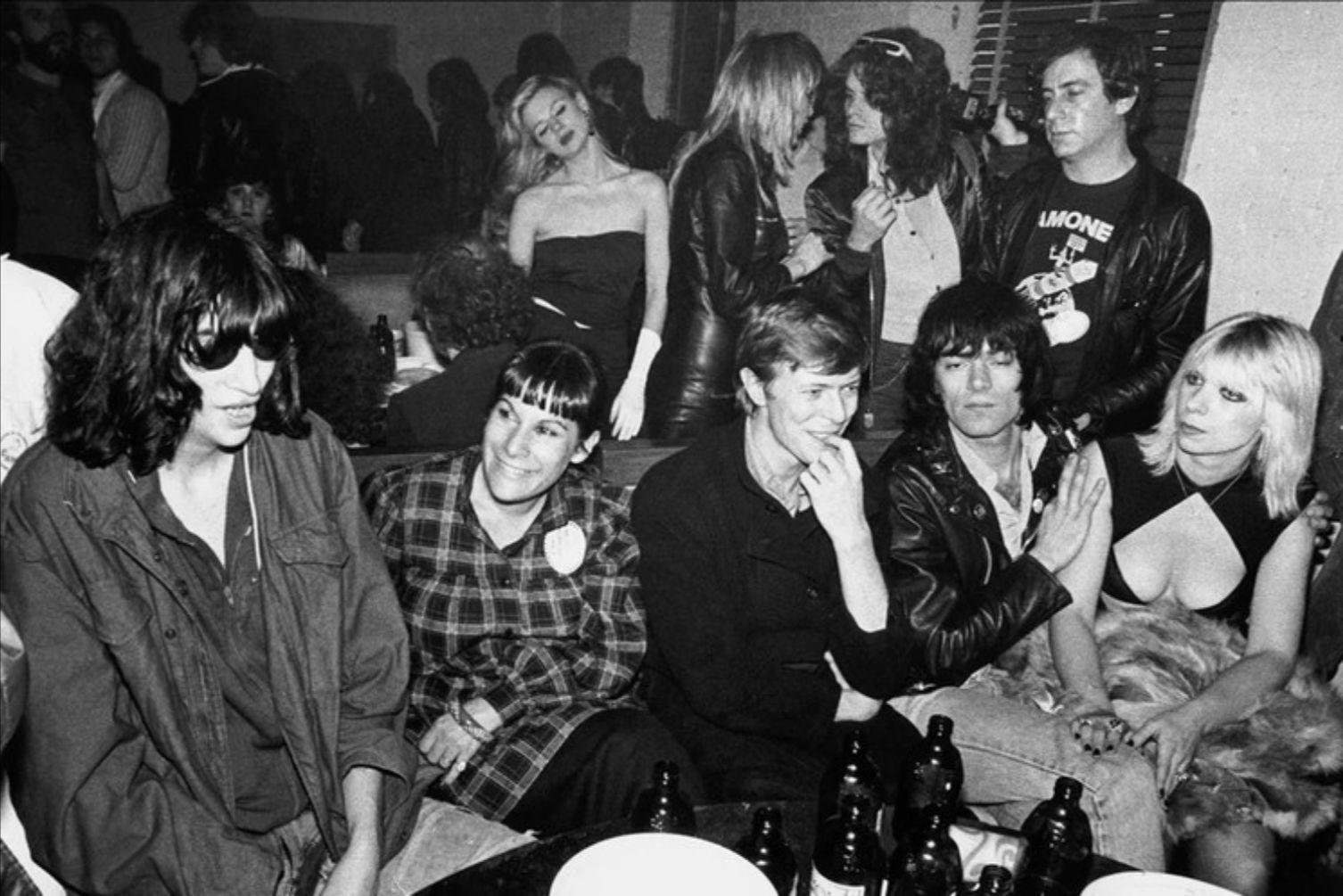 Joey Ramone, Linda Stein, Bowie, Dee Dee, Danny e Vera, Mudd Club, NYC, 1979