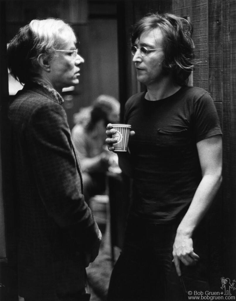Bob Gruen Black and White Photograph – John Lennon und Andy Warhol, Plattenpflanzgefäß, NYC, 1972