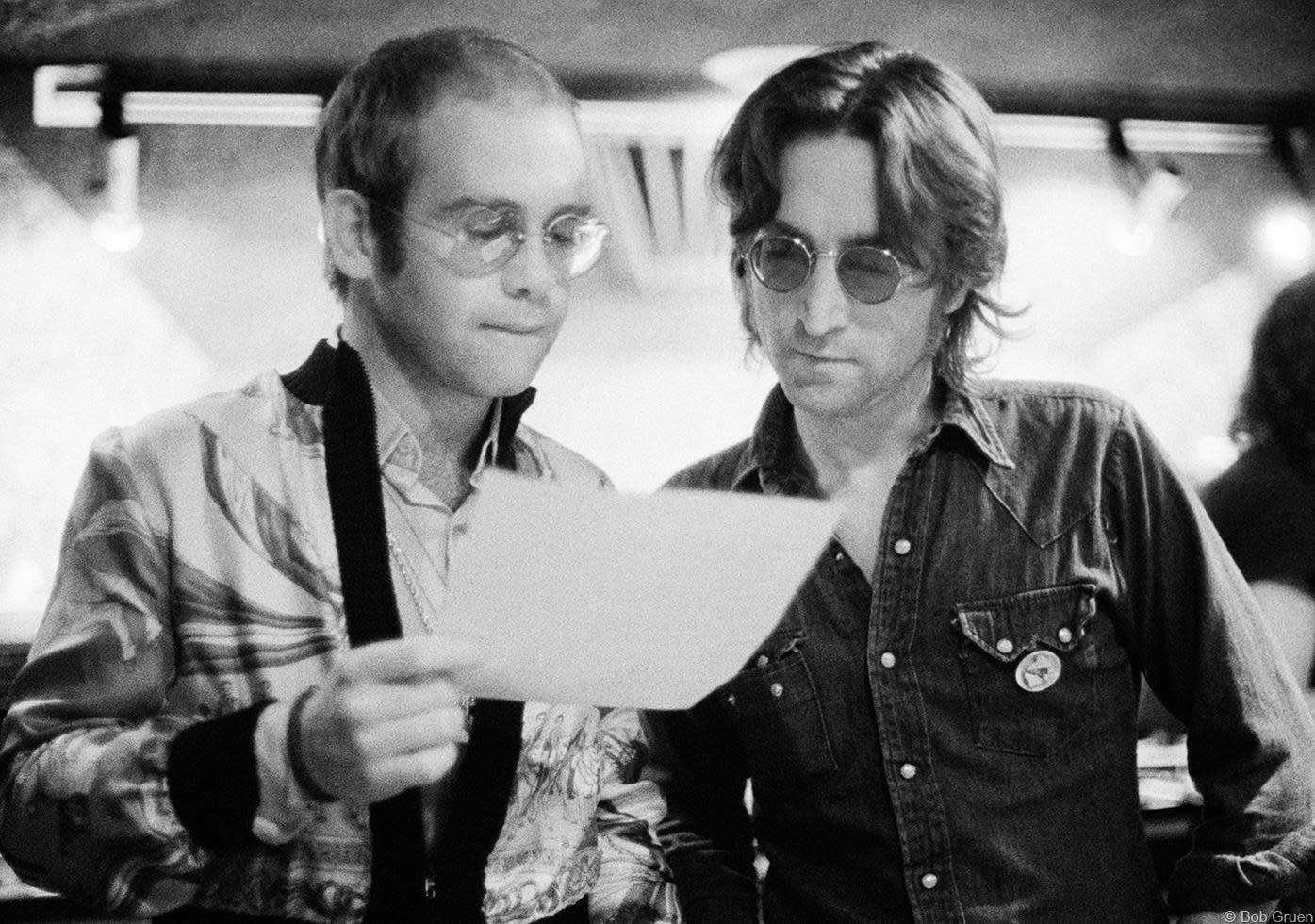 Bob Gruen Black and White Photograph – John Lennon und Elton John, Plattenpflanzgefäß, NYC 1974
