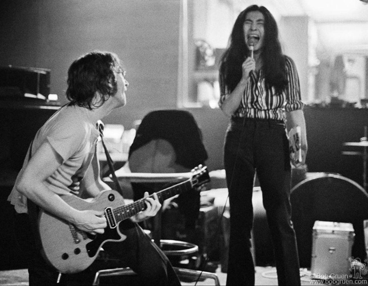 Black and White Photograph di Bob Gruen - John Lennon e Yoko Ono, Butterfly Studio, NYC, 1972
