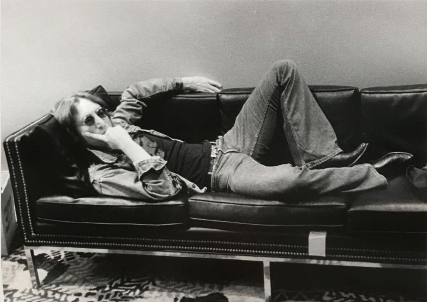 John Lennon sur le canapé de The Record Plant, NYC 1974
