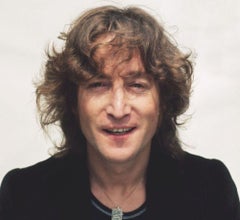 John Lennon pose pour la pochette de l
album Walls And Bridges, NYC