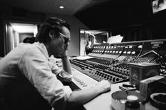 John Lennon assis au bureau de contrôle, Hit Factory, NYC 1980