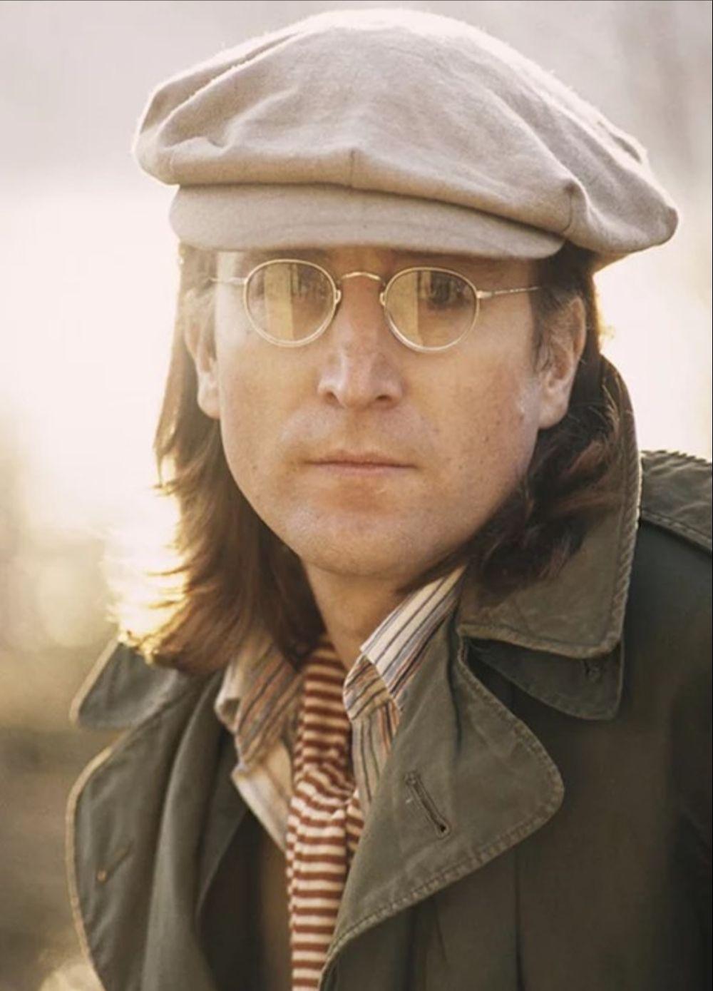 Black and White Photograph di Bob Gruen - John Lennon con indosso un trench, Untermyer Park a Yonkers, NYC 1975