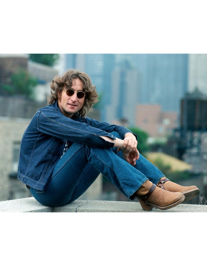 Color Photograph Bob Gruen - John Lennon portant son T-shirt et sa veste en jean de New York, NYC 1974