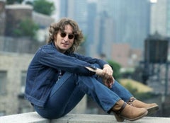 John Lennon mit seinem NYC T-Shirt und seiner Denim-Jacke, NYC 1974