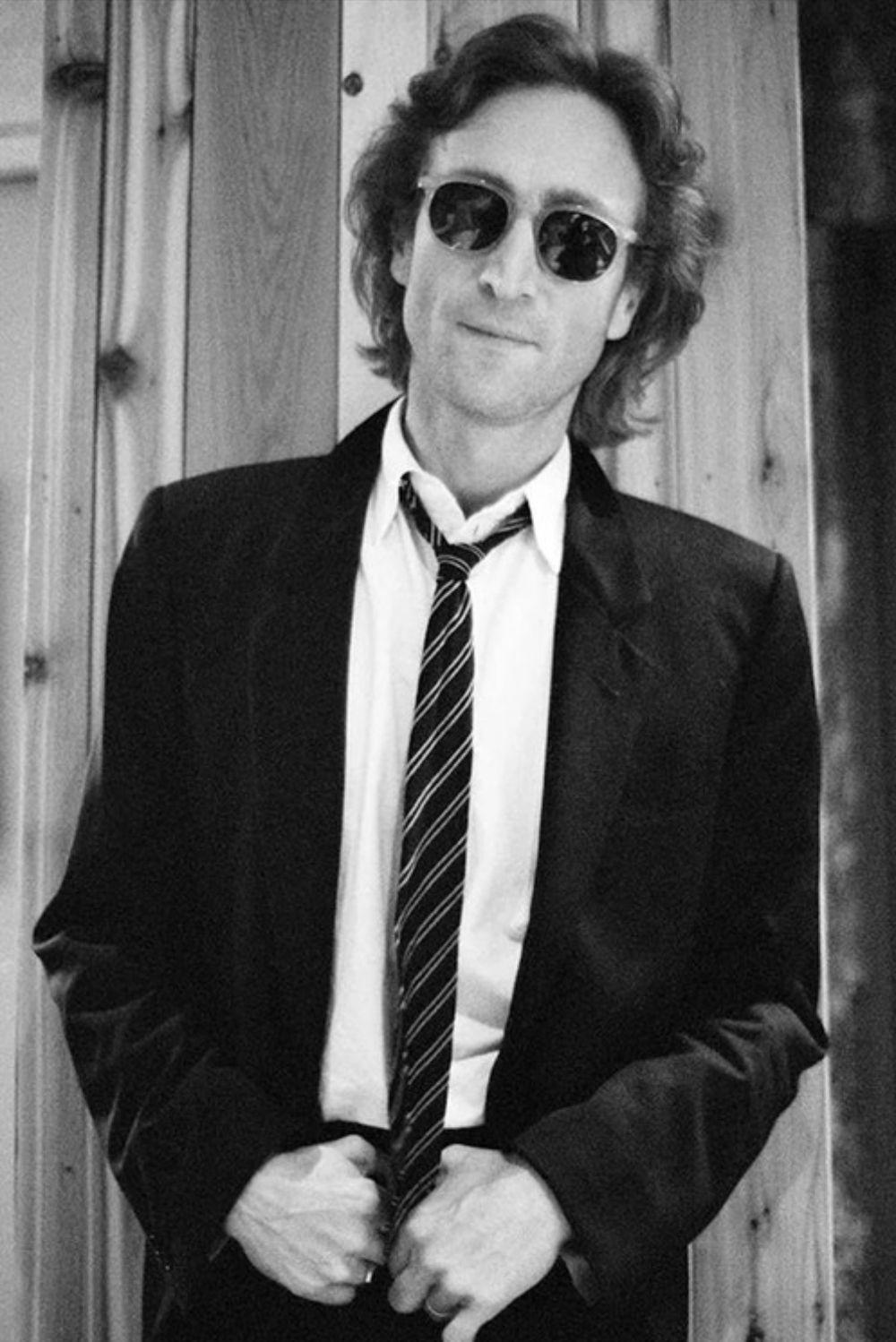 Black and White Photograph de Bob Gruen - John Lennon con corbata a rayas, Hit Factory, NYC 1980