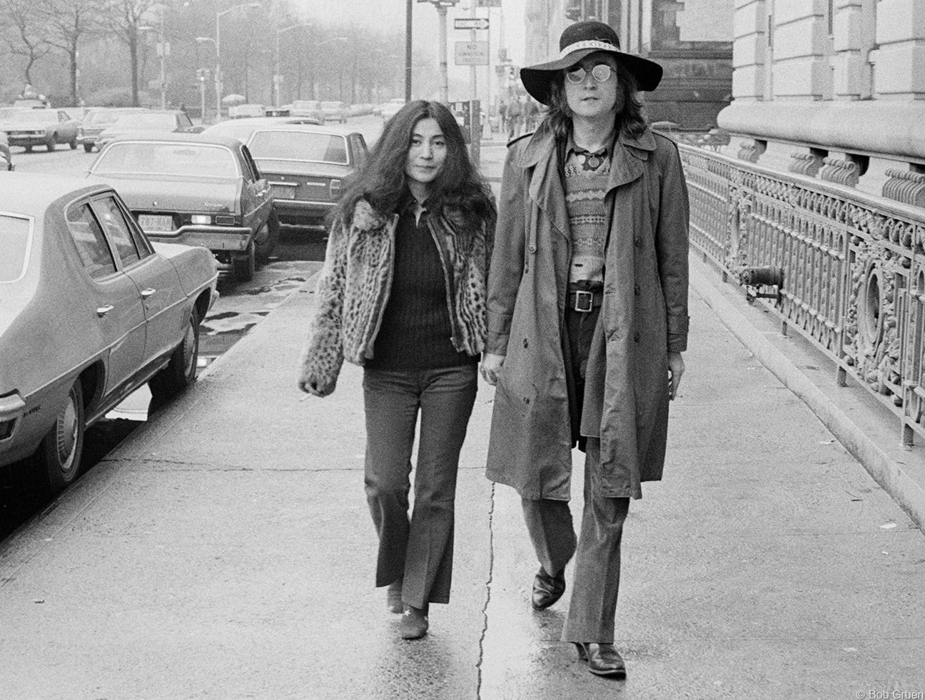 Bob Gruen Portrait Photograph – John Lennon und Yoko, NYC, 1973