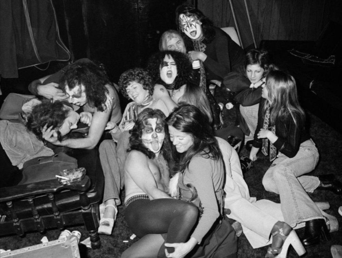 Black and White Photograph di Bob Gruen - Orgia del bacio, NJ 1974