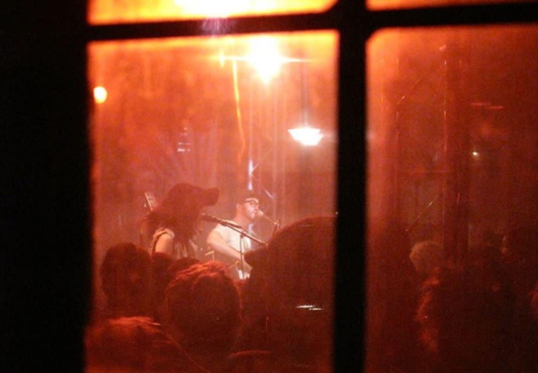 Color Photograph de Bob Gruen - Sean Lennon y Charlotte Kemp Muhl, Fleche d
Or, París, 2010