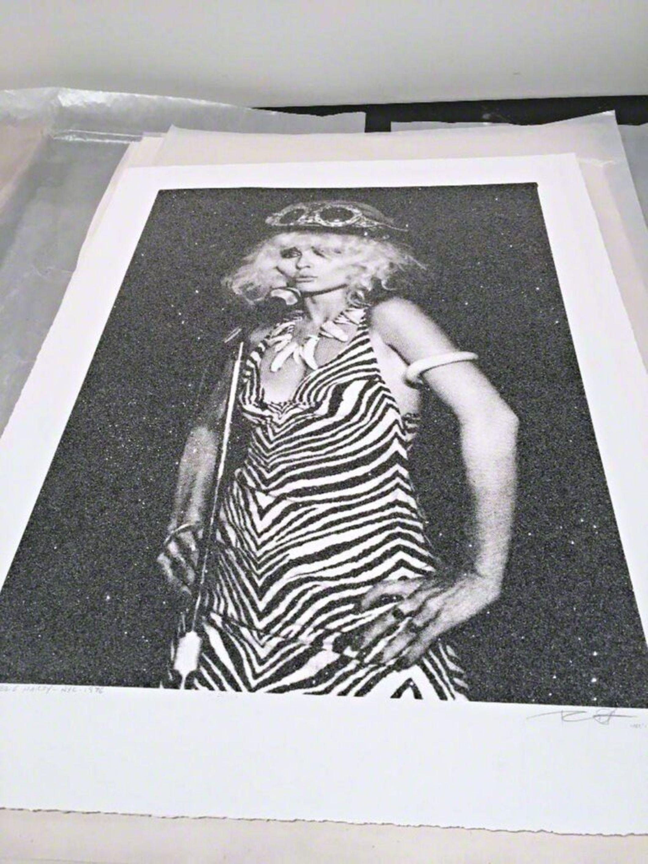 Debbie Harry (Blondie), Max's Kansas City 1976 Edición Firmada de 10 Polvo de Diamante - Print Arte pop de Bob Gruen