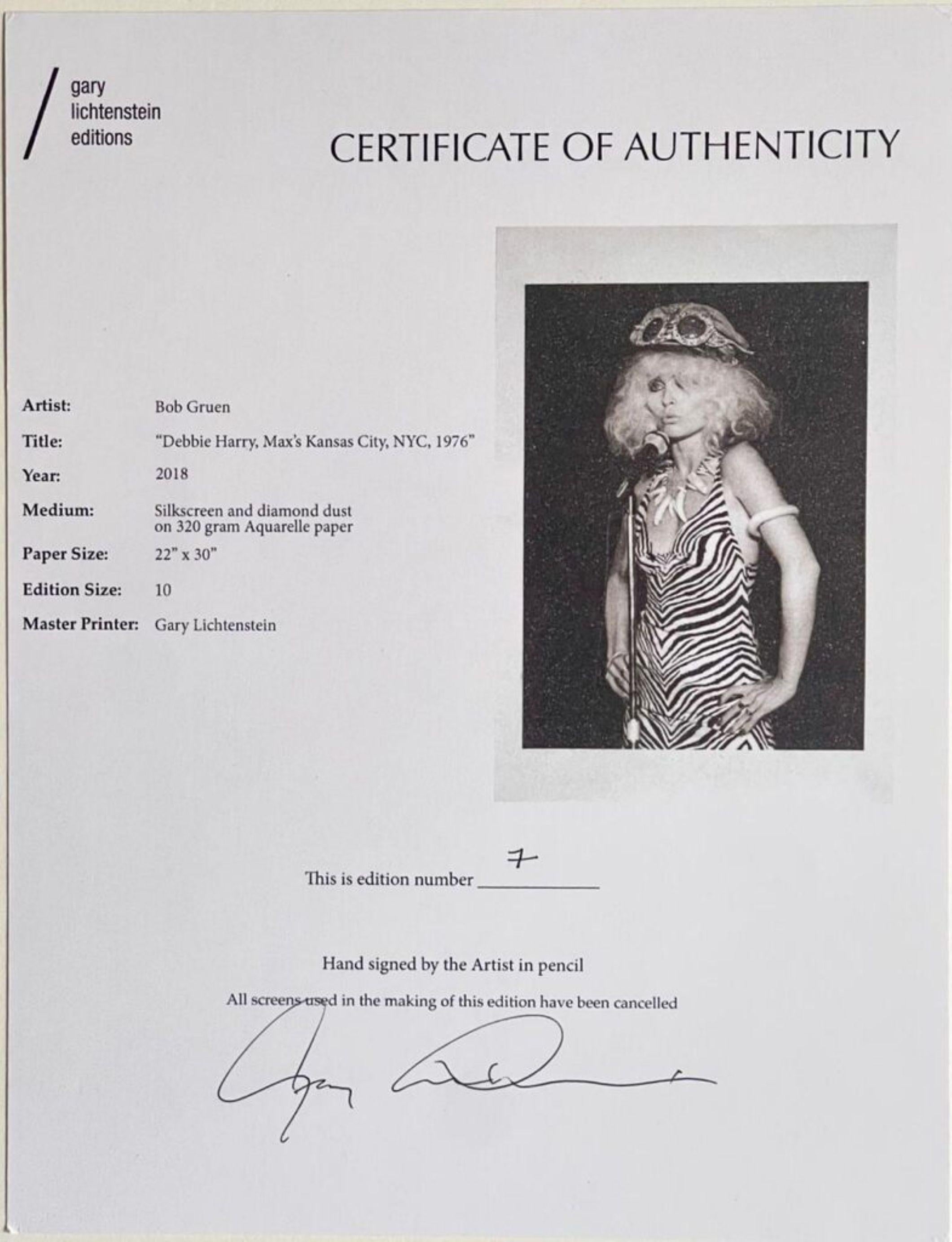 Debbie Harry (Blondie), Max's Kansas City 1976 Edición Firmada de 10 Polvo de Diamante - Portrait Print Negro de Bob Gruen