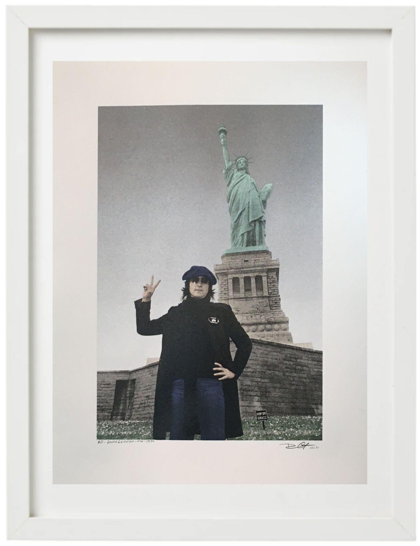 Bob Gruen Portrait Print – „John Lennon, Freiheitsstatue, NYC, 1974“