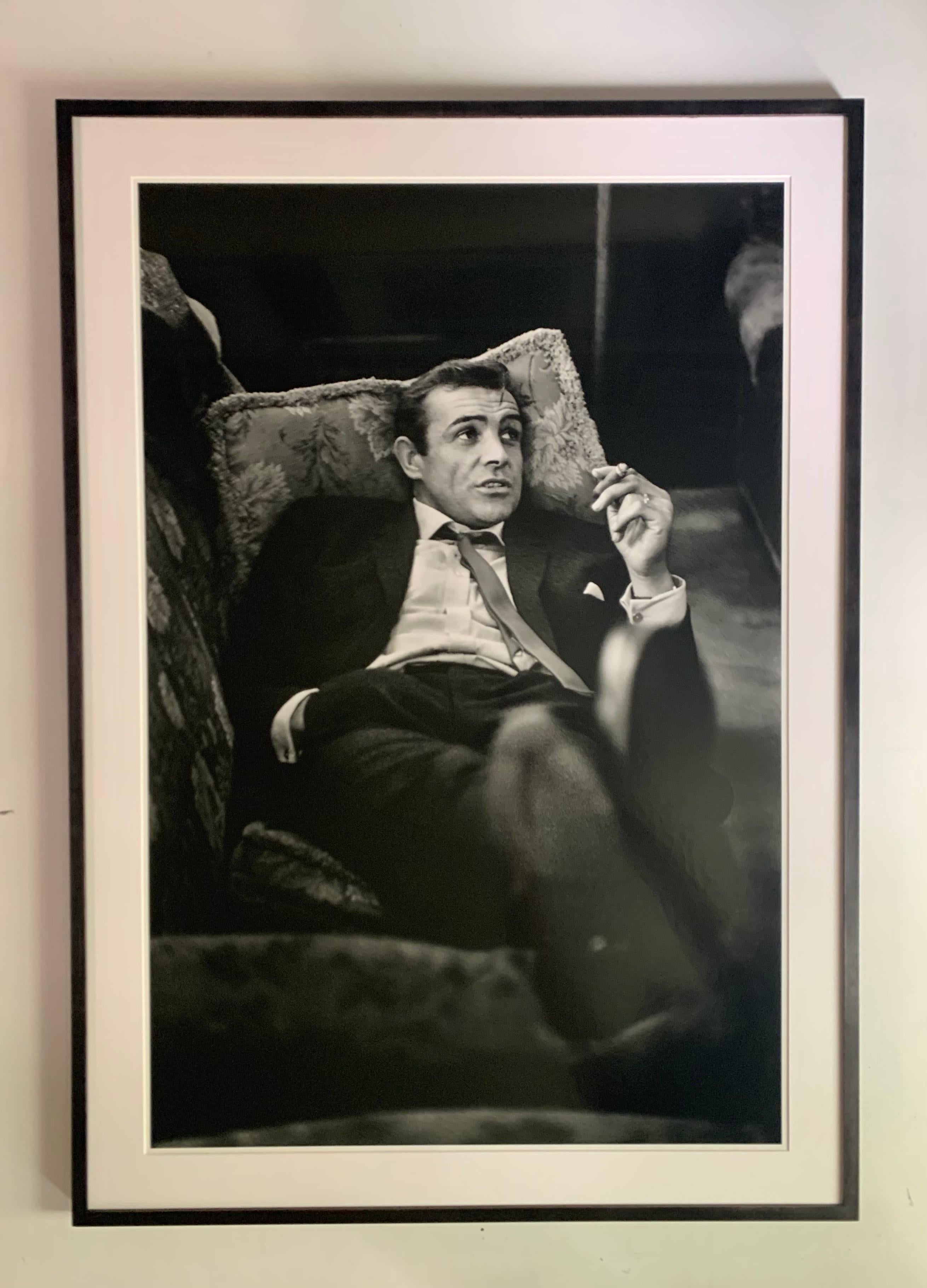 « Sexy Scot » - Imprimé à la gélatine argentique encadré James Bond 007 - Photograph de Bob Haswell