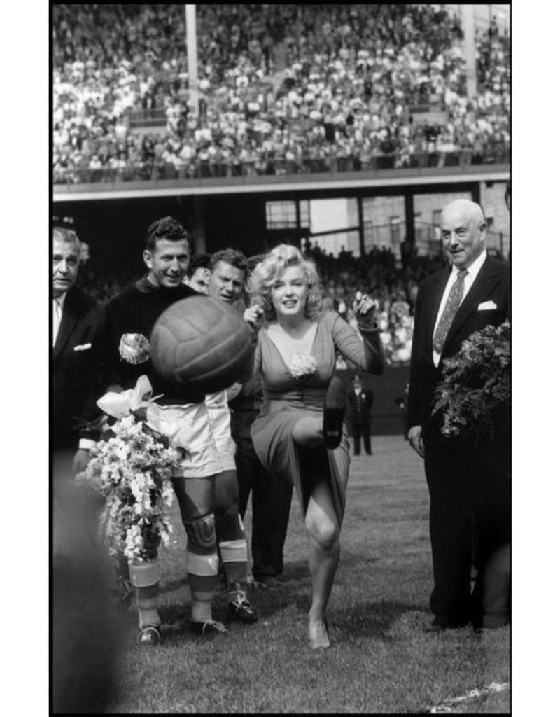 Black and White Photograph di Bob Henriques - Marilyn Monroe all'inaugurazione dell'incontro internazionale di calcio USA-Israel, NYC 1959