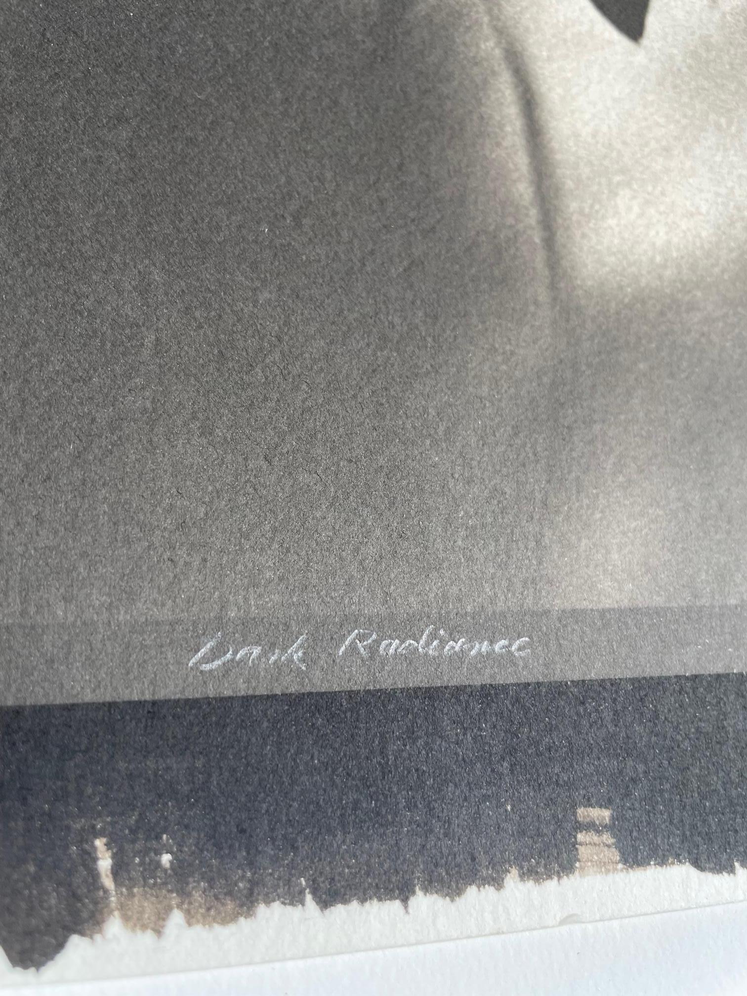 Dunkle Ausstrahlung – Photograph von Bob Kersey