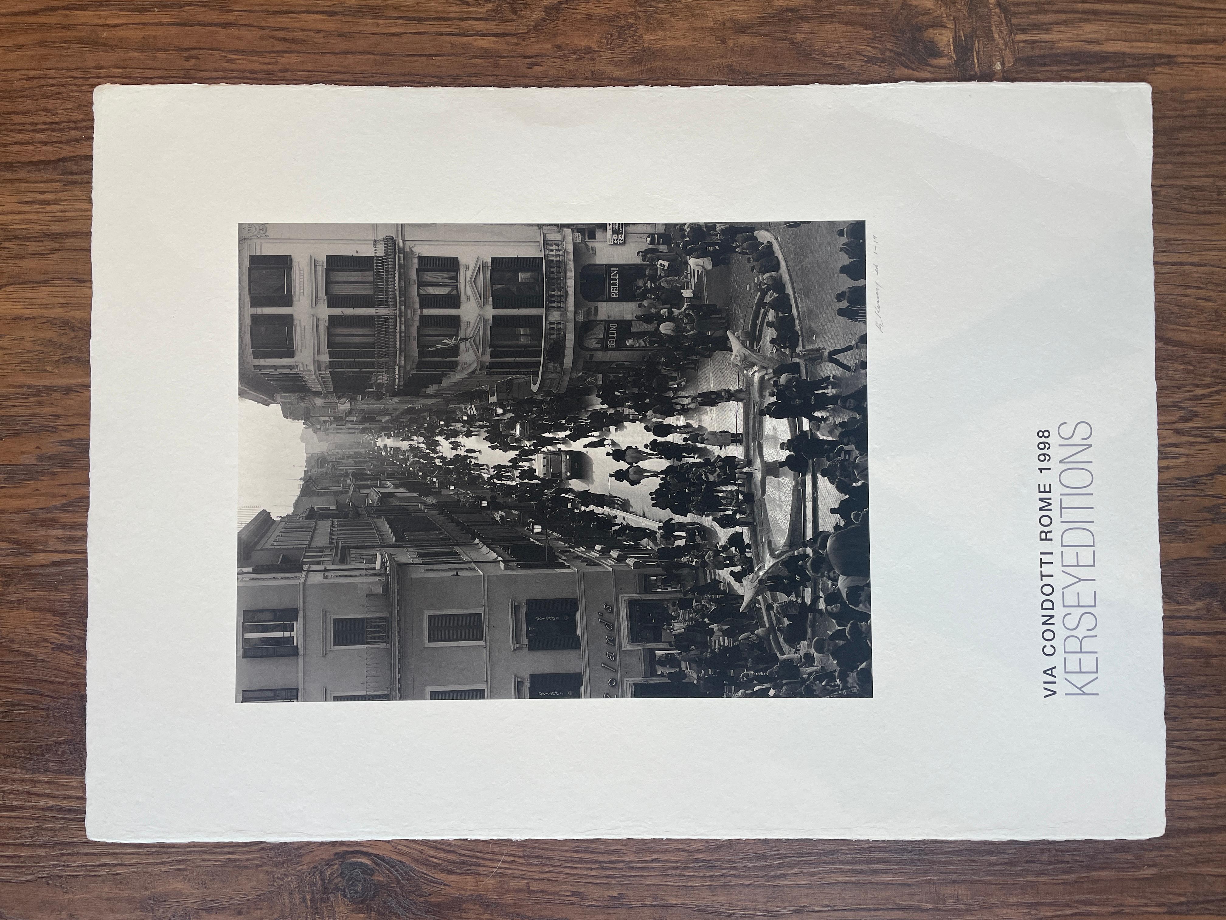Bob Kersey Black and White Photograph – Via Condotti, Straßenszene Rom, Italien