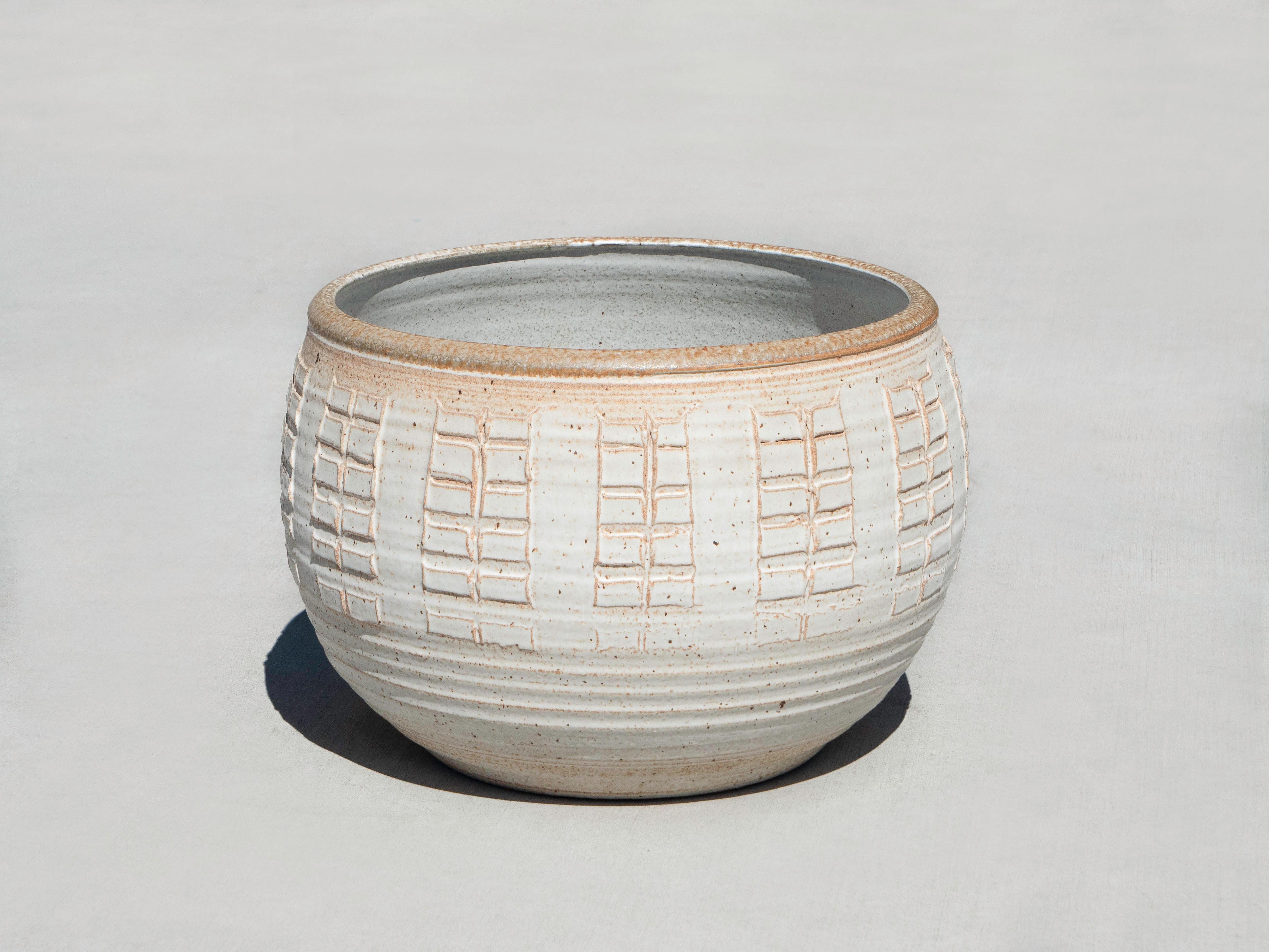Jardinière moderne du milieu du siècle réalisée par Bob Kinzie pour sa société californienne, Affiliated Craftsmen, vers les années 1960/1970. Il est en excellent état d'origine - pas de fissures, d'éclats, de gouges ou d'éraflures. Magnifique