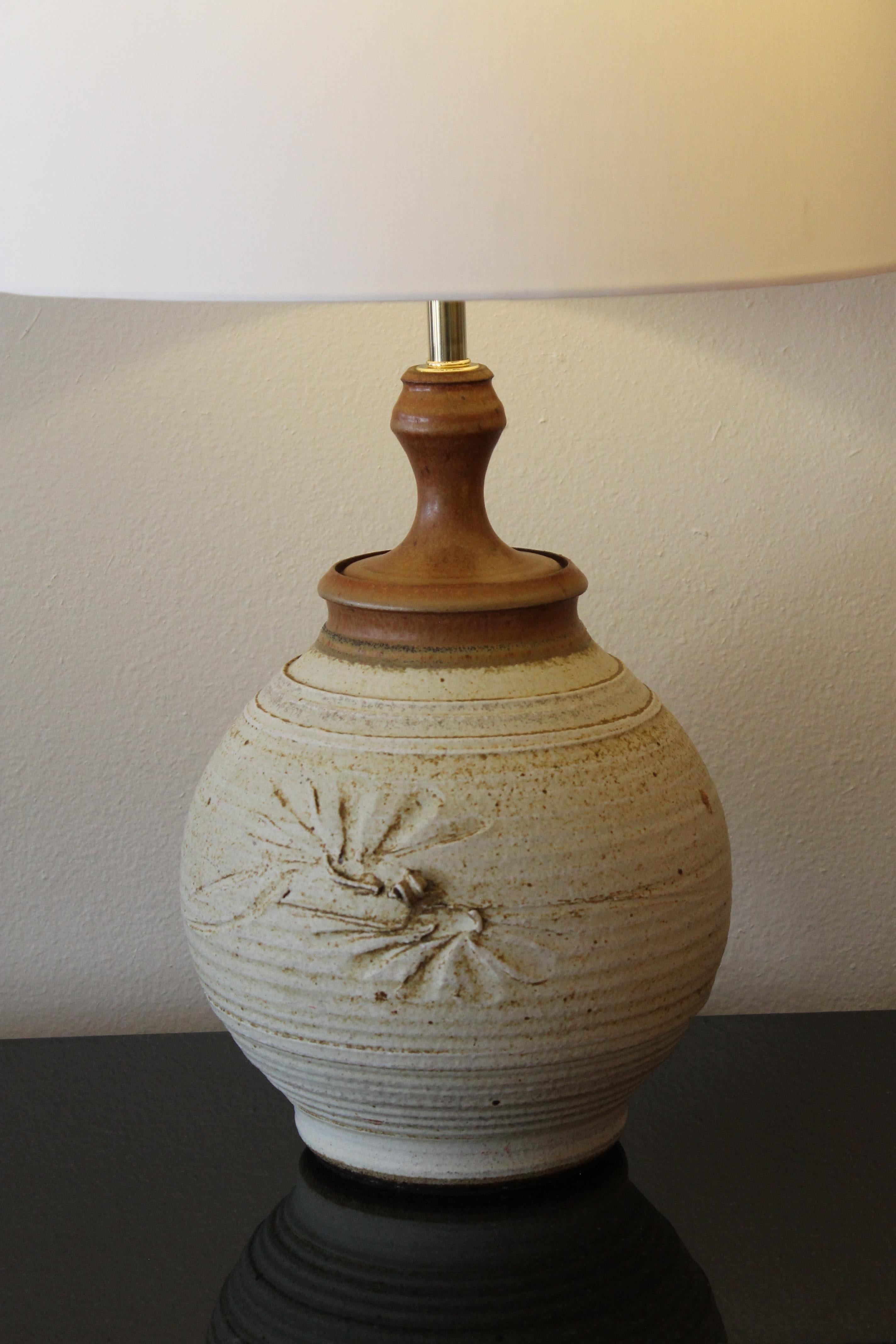 Lampe en grès de Bob Kinzie pour la société Affiliated Craftsmen Lamp Company de Costa Mesa, CA. La lampe a été professionnellement recâblée pour des ampoules à 3 voies. Nous avons ajouté un col en laiton de 3