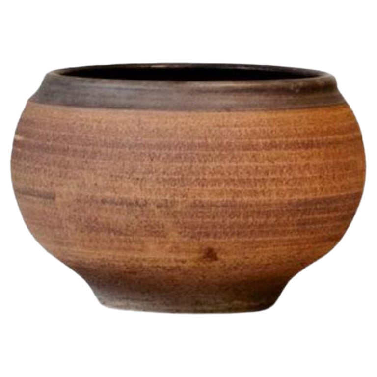 Bob Kinzie Mid Century Ribbed Rich Brown Stoneware Pot For Sale