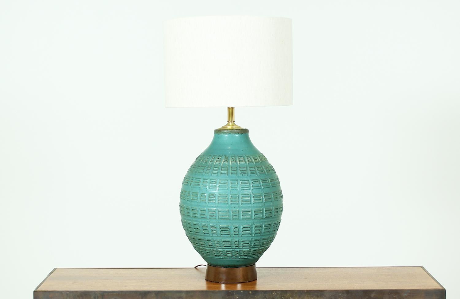 Large ceramic table lamp designed by Bob Kinzie for Affiliated Craftsmen in the United States circa 1960s. The ceramic body features a textured green finish representative of Kinzies design aesthetic and sits on a solid walnut base for a wonderful