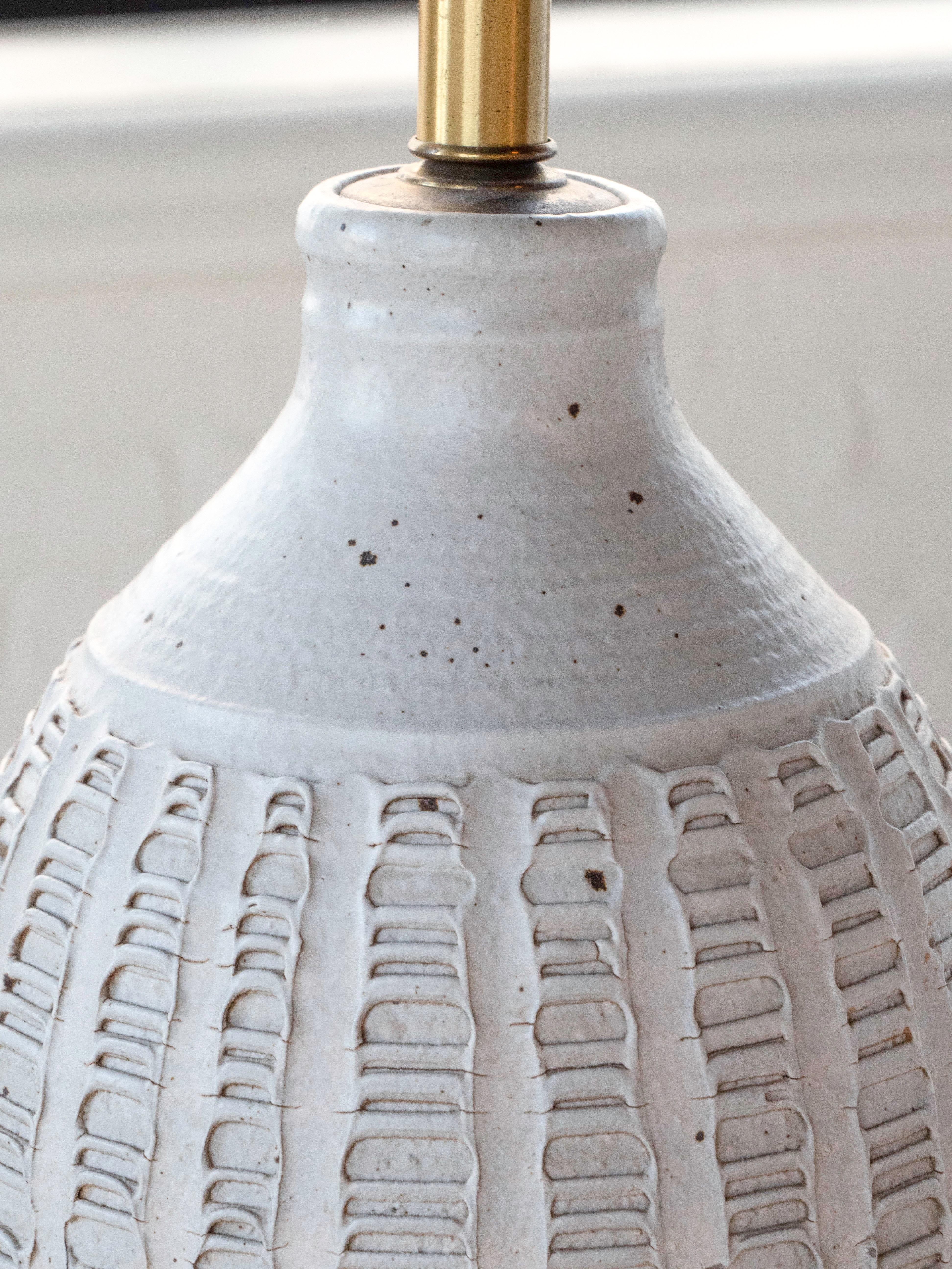Mid-Century Modern Paire de lampes de bureau émaillées blanches de Bob Kinzie pour artisans acheteurs professionnels, années 1960 en vente